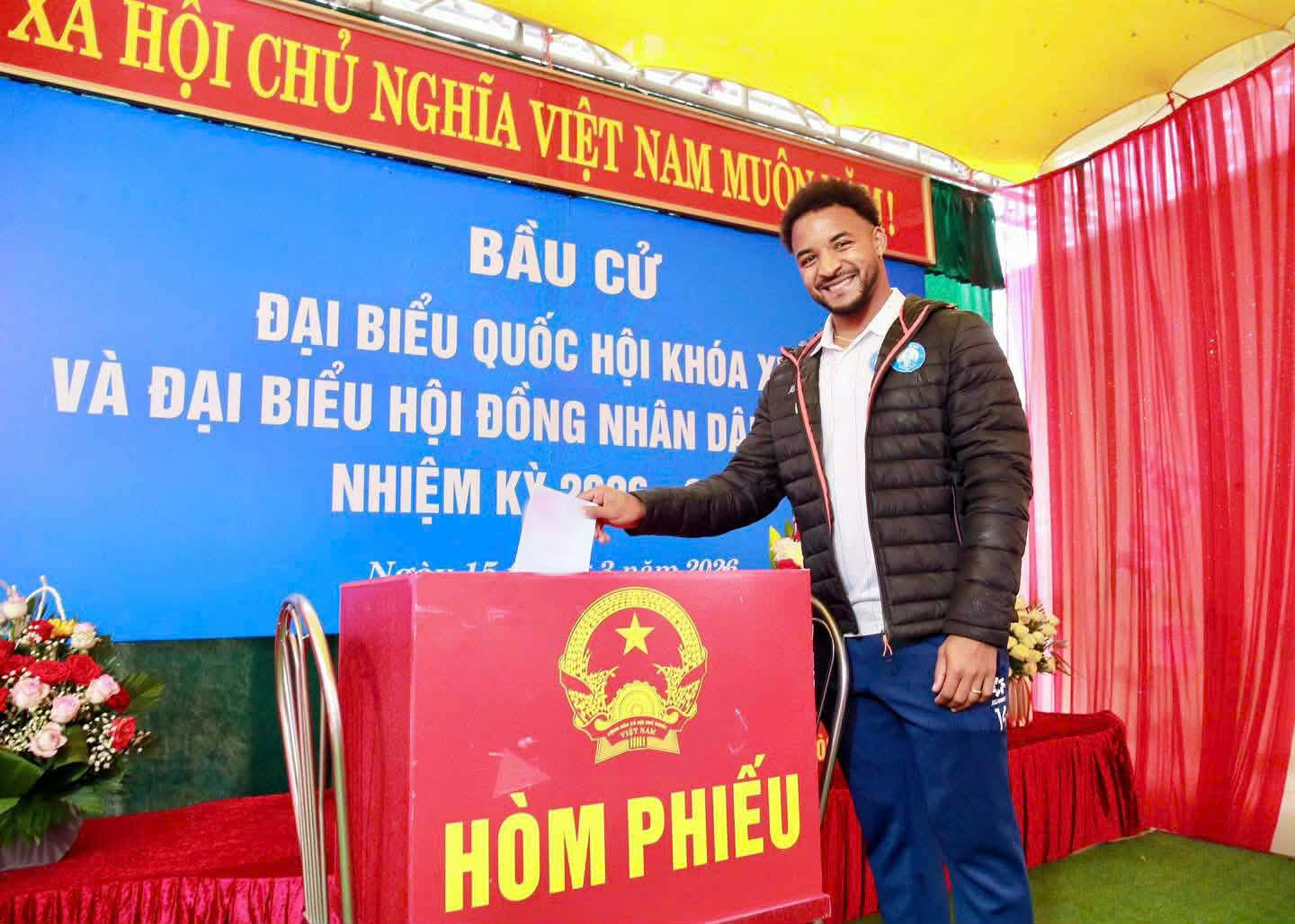 Cầu thủ Nguyễn Xuân Son lần đầu đi bầu cử - Ảnh 1.