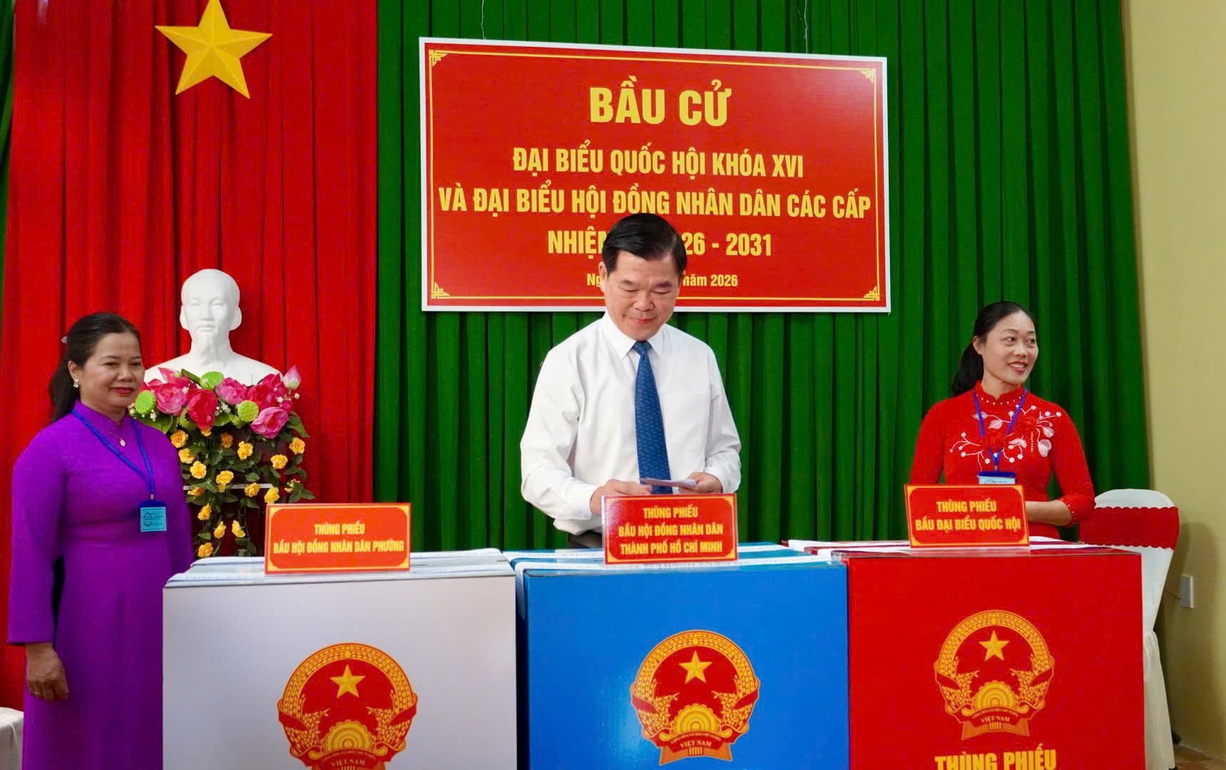 H&igrave;nh ảnh l&atilde;nh đạo, nguy&ecirc;n l&atilde;nh đạo Đảng, nh&agrave; nước, TPHCM đi bầu cử - Ảnh 13.