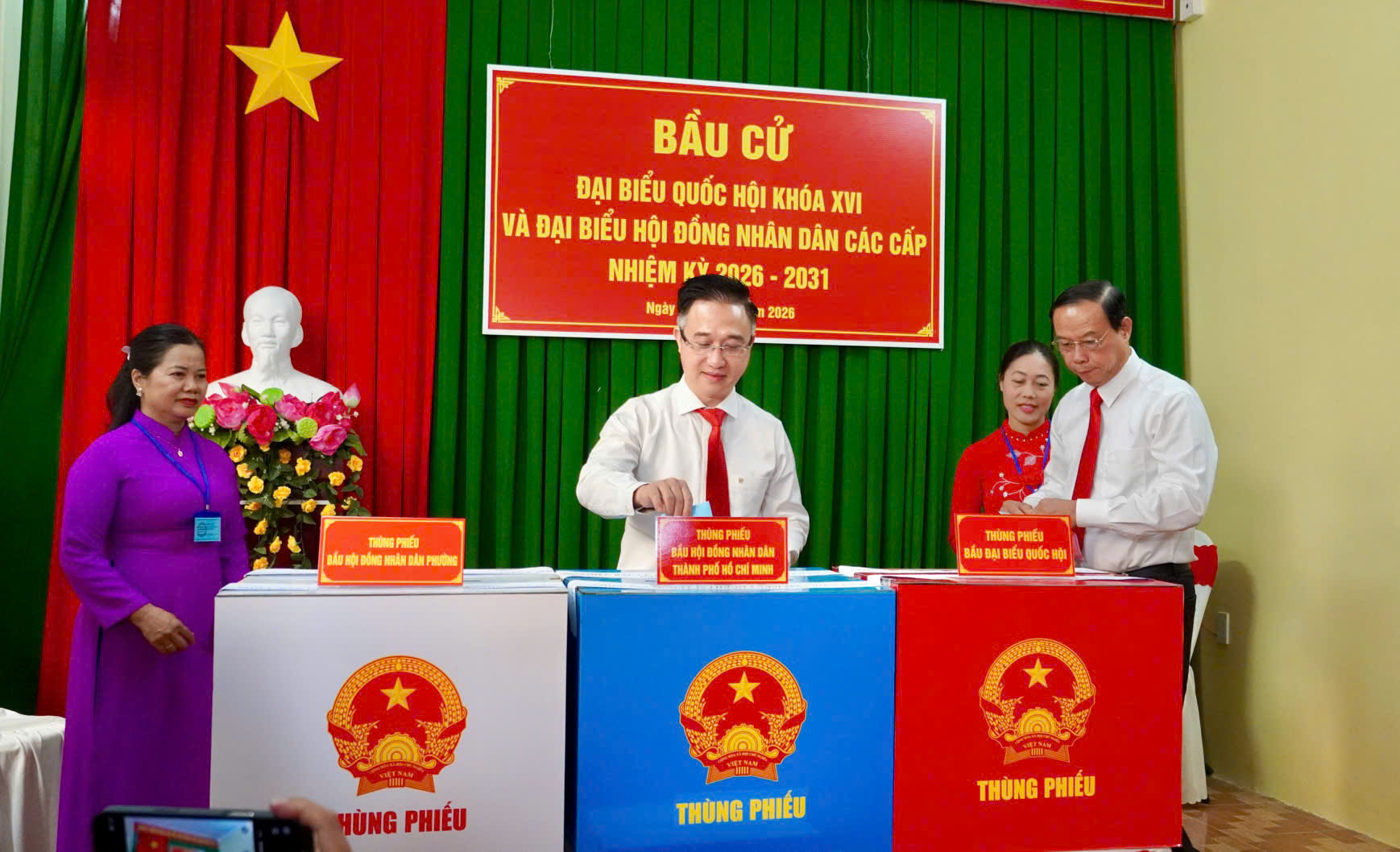 H&igrave;nh ảnh l&atilde;nh đạo, nguy&ecirc;n l&atilde;nh đạo Đảng, nh&agrave; nước, TPHCM đi bầu cử - Ảnh 17.