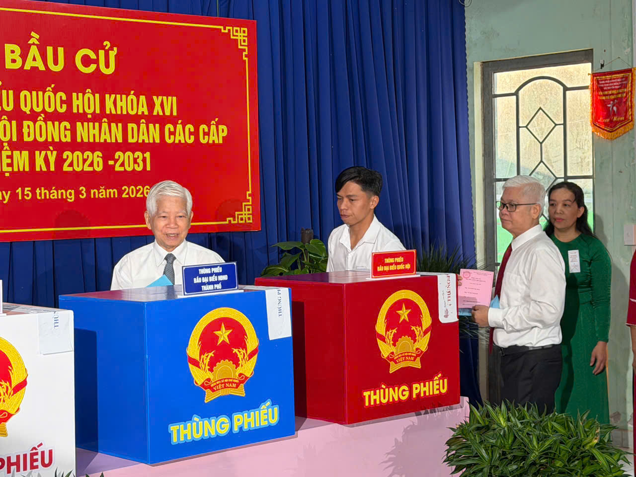 H&igrave;nh ảnh l&atilde;nh đạo, nguy&ecirc;n l&atilde;nh đạo Đảng, nh&agrave; nước, TPHCM đi bầu cử - Ảnh 5.