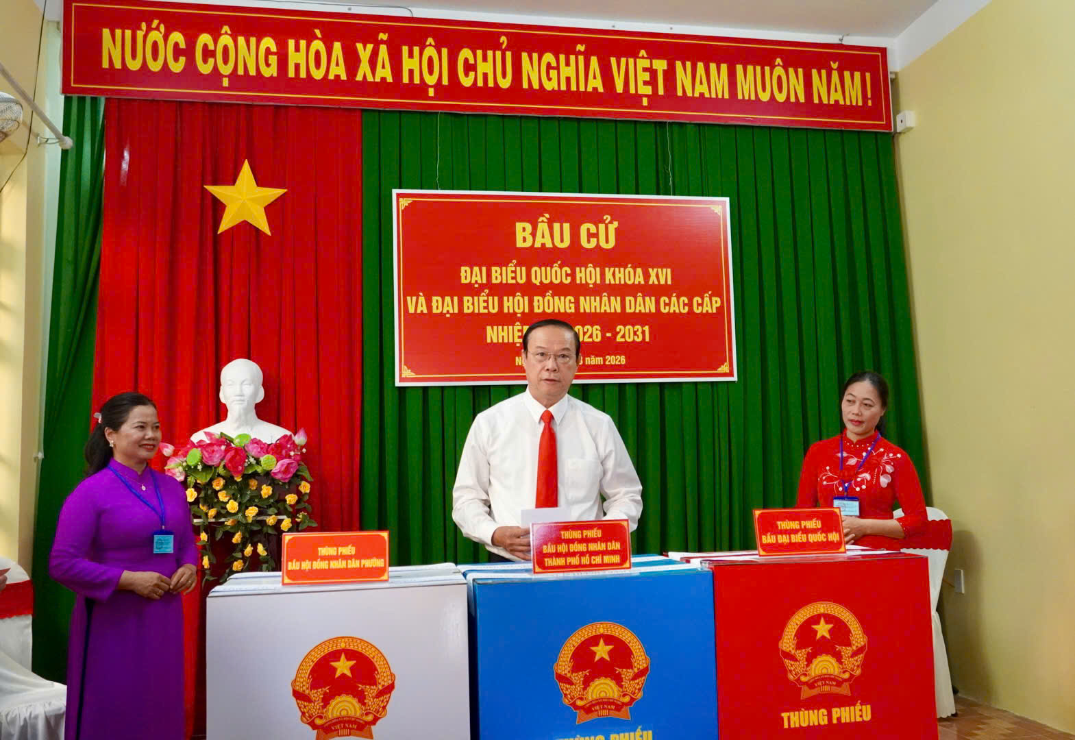 H&igrave;nh ảnh l&atilde;nh đạo, nguy&ecirc;n l&atilde;nh đạo Đảng, nh&agrave; nước, TPHCM đi bầu cử - Ảnh 19.