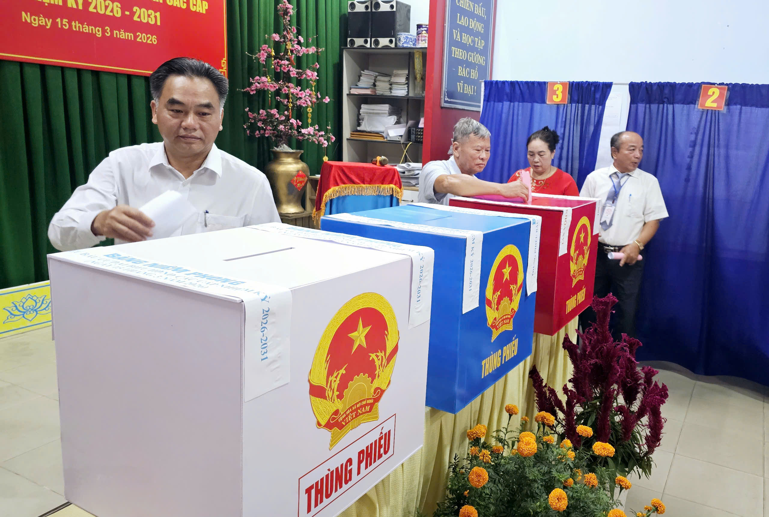 H&igrave;nh ảnh l&atilde;nh đạo, nguy&ecirc;n l&atilde;nh đạo Đảng, nh&agrave; nước, TPHCM đi bầu cử - Ảnh 20.
