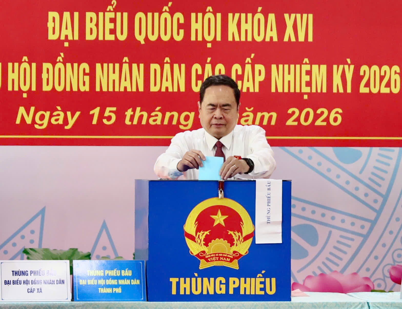 H&igrave;nh ảnh l&atilde;nh đạo, nguy&ecirc;n l&atilde;nh đạo Đảng, nh&agrave; nước, TPHCM đi bầu cử - Ảnh 3.