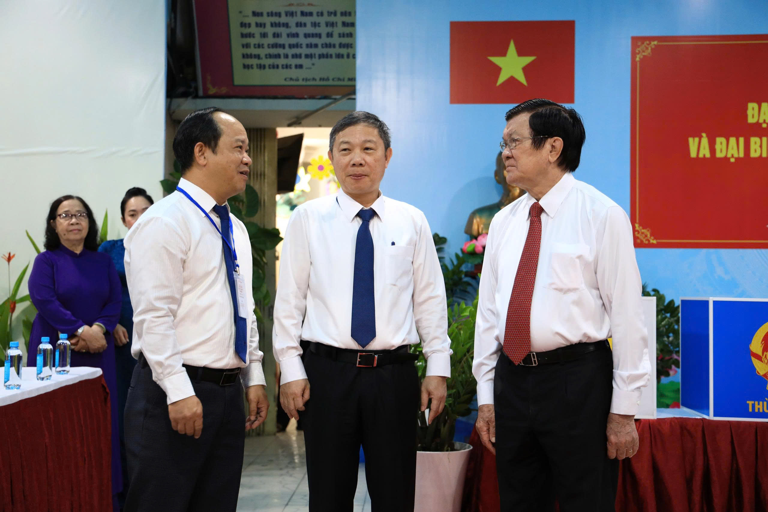 H&igrave;nh ảnh l&atilde;nh đạo, nguy&ecirc;n l&atilde;nh đạo Đảng, nh&agrave; nước, TPHCM đi bầu cử - Ảnh 8.