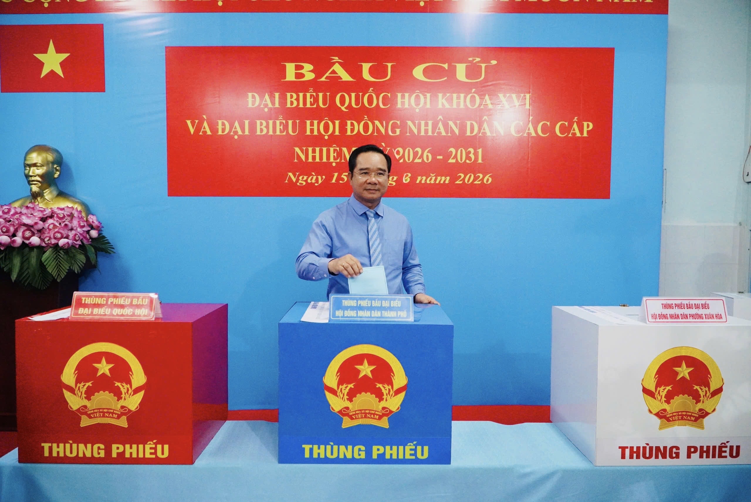 H&igrave;nh ảnh l&atilde;nh đạo, nguy&ecirc;n l&atilde;nh đạo Đảng, nh&agrave; nước, TPHCM đi bầu cử - Ảnh 14.