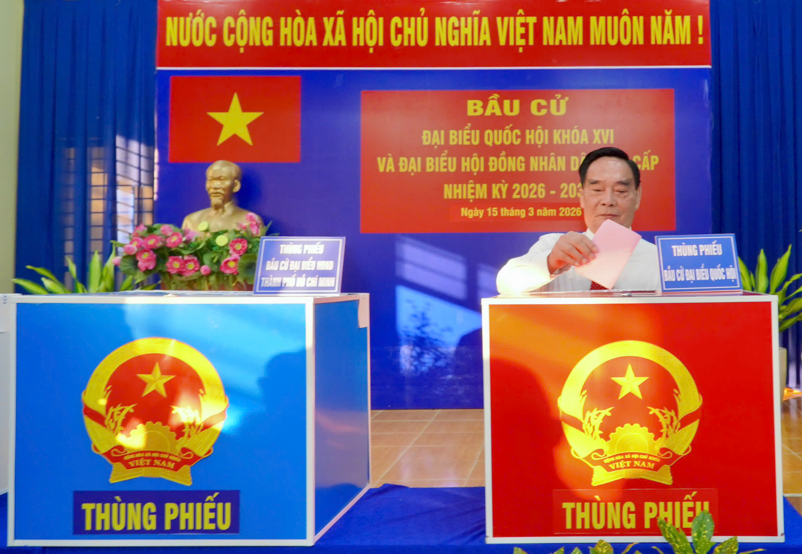 H&igrave;nh ảnh l&atilde;nh đạo, nguy&ecirc;n l&atilde;nh đạo Đảng, nh&agrave; nước, TPHCM đi bầu cử - Ảnh 10.