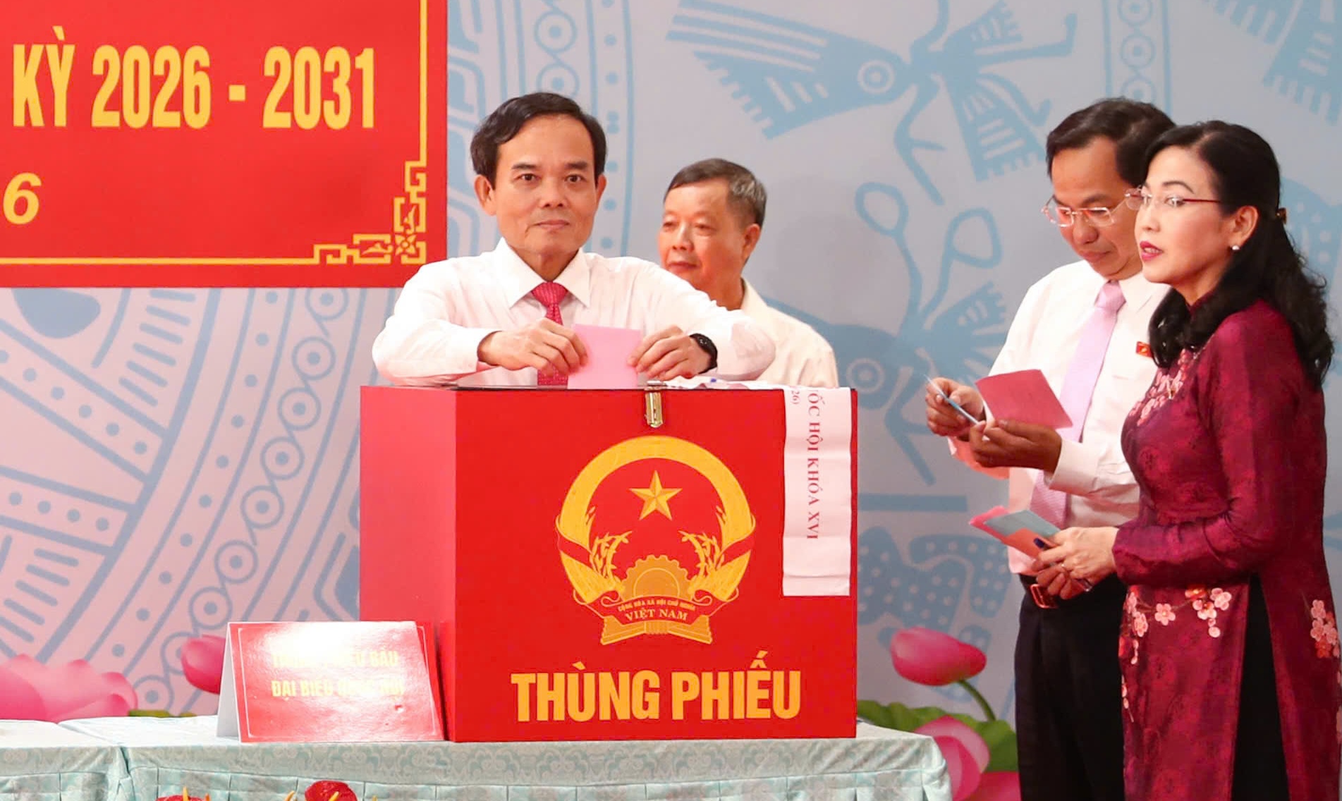 Chủ tịch Quốc hội, Bí thư Thành ủy TPHCM bỏ phiếu bầu cử tại xã Hóc Môn - Ảnh 6.