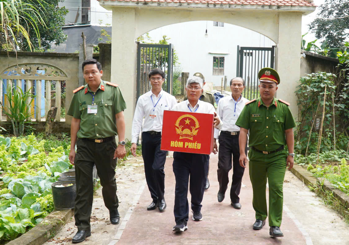 Cụ bà 116 tuổi ở Đà Nẵng tự tay bỏ phiếu tại nhà trong ngày bầu cử 2026 - Ảnh 2.