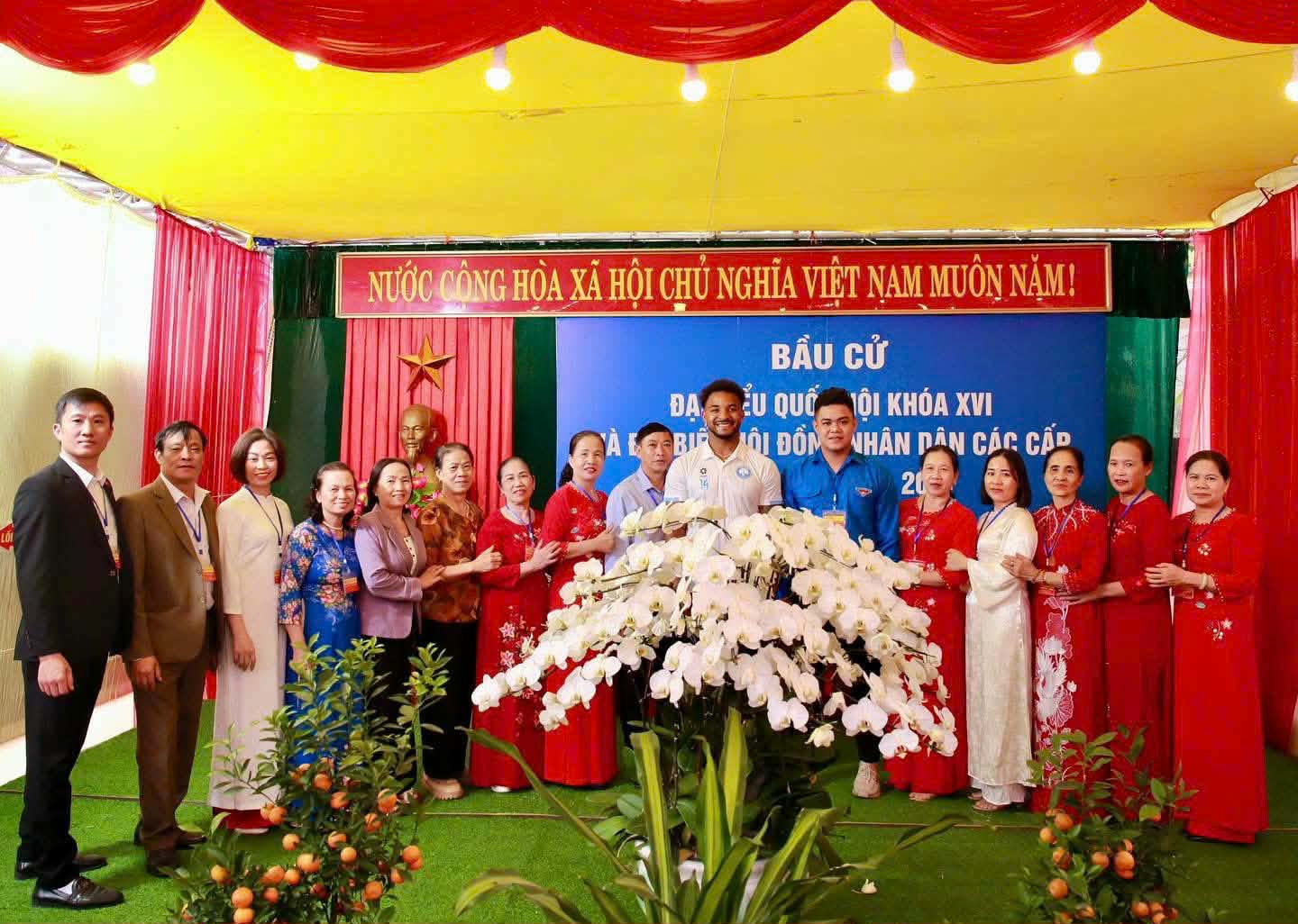 Cầu thủ Nguyễn Xuân Son lần đầu đi bầu cử - Ảnh 4.