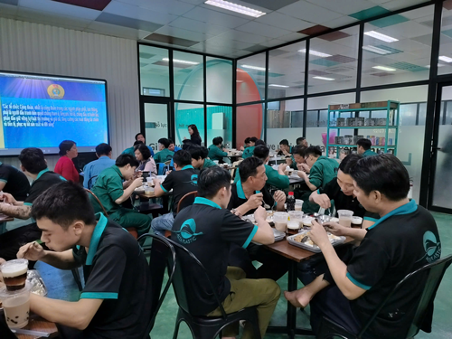 Giữ ch&acirc;n người lao động từ bữa ăn giữa ca - Ảnh 1.