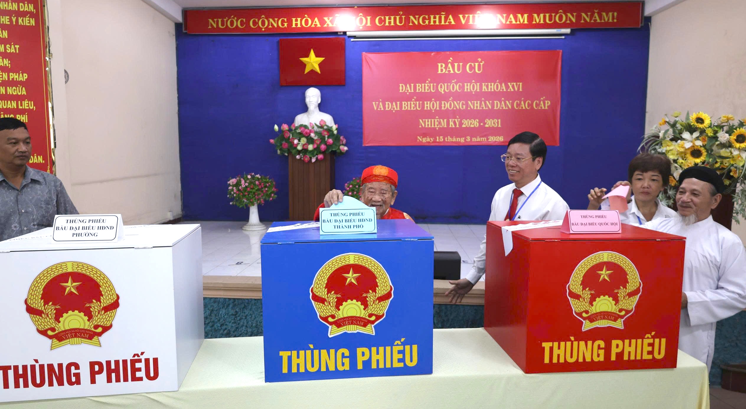 H&igrave;nh ảnh x&uacute;c động: Nh&agrave; nghi&ecirc;u cứu Nguyễn Đ&igrave;nh Tư 106 tuổi trong &aacute;o d&agrave;i đỏ đi bầu cử - Ảnh 6.