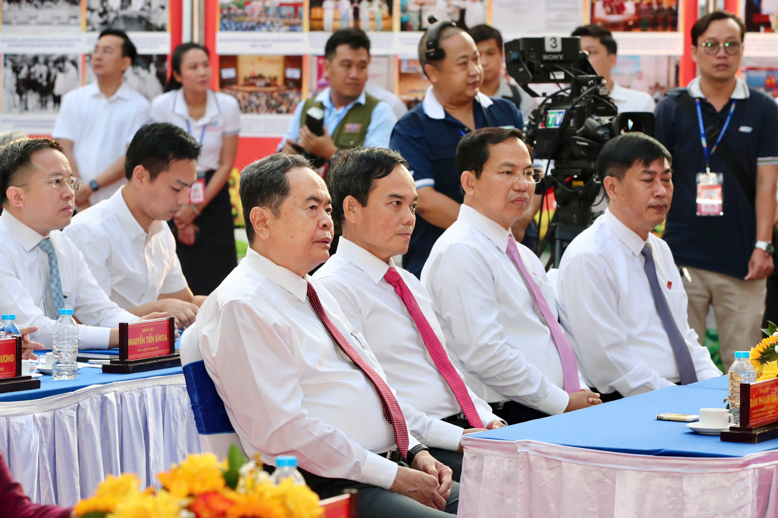 Chủ tịch Quốc hội, Bí thư Thành ủy TPHCM bỏ phiếu bầu cử tại xã Hóc Môn - Ảnh 2.