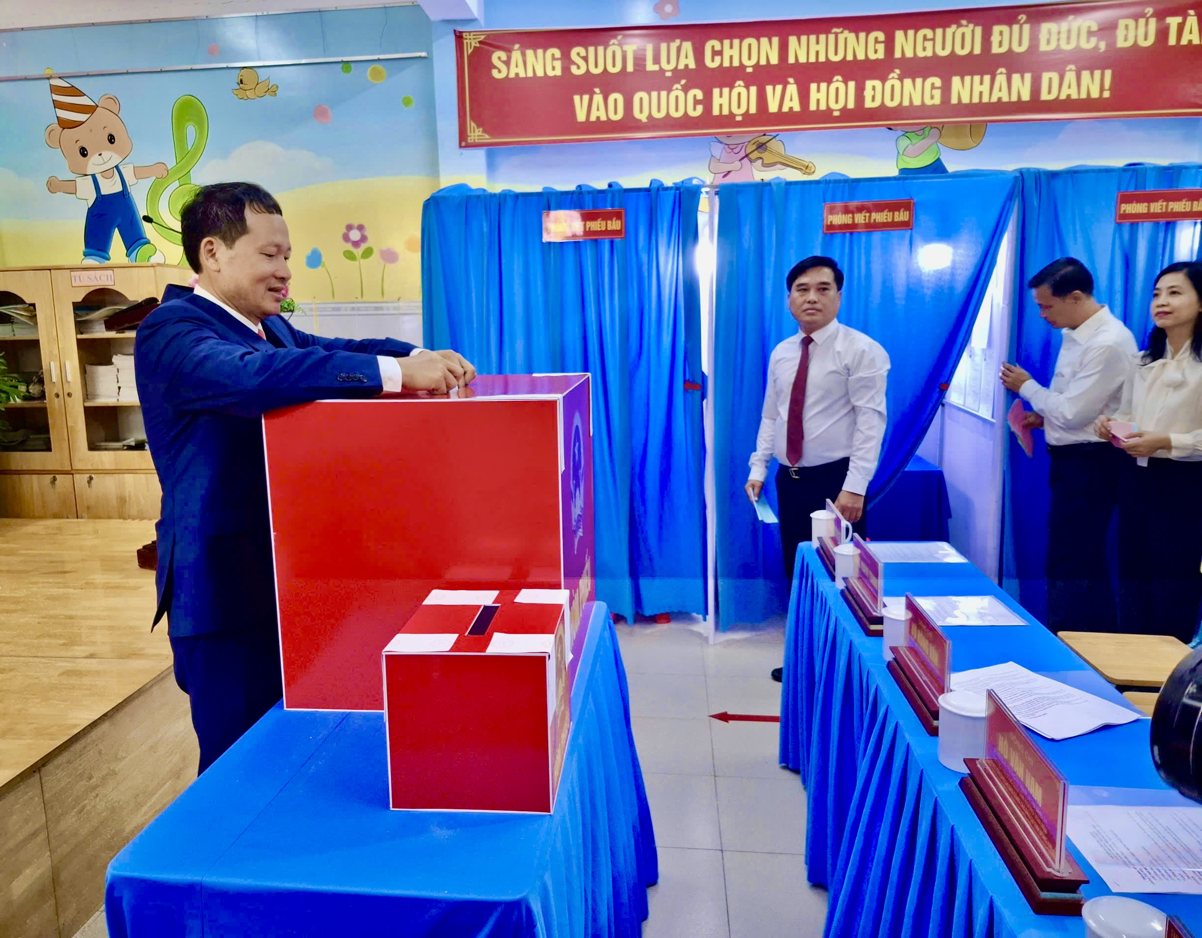 H&igrave;nh ảnh B&iacute; thư Tỉnh ủy Đồng Nai Vũ Hồng Văn dự khai mạc bầu cử tại phường Trấn Bi&ecirc;n - Ảnh 1.