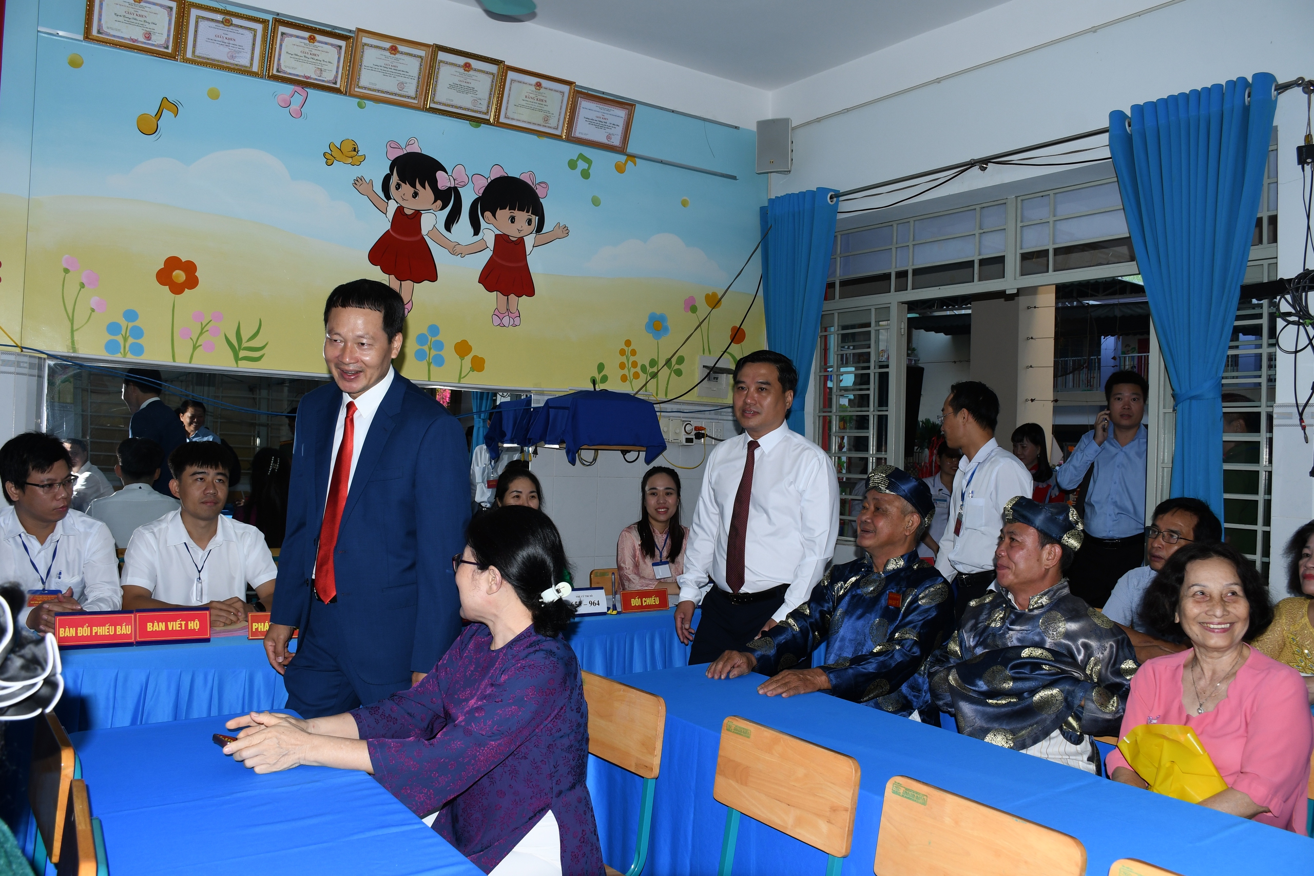 H&igrave;nh ảnh B&iacute; thư Tỉnh ủy Đồng Nai Vũ Hồng Văn dự khai mạc bầu cử tại phường Trấn Bi&ecirc;n - Ảnh 6.