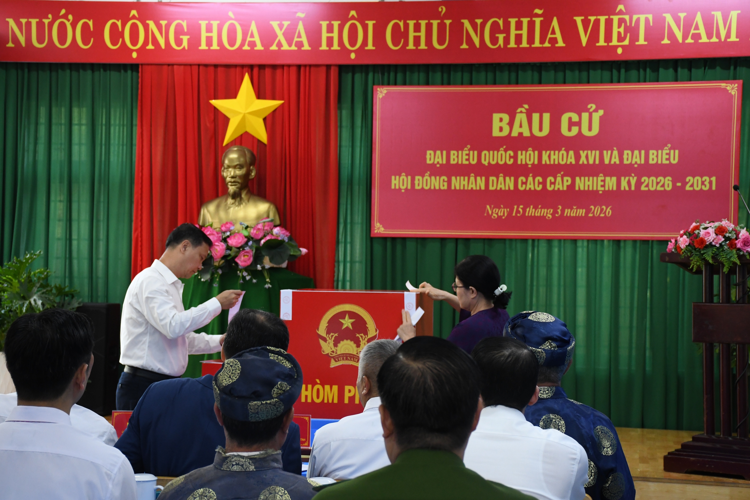 H&igrave;nh ảnh B&iacute; thư Tỉnh ủy Đồng Nai Vũ Hồng Văn dự khai mạc bầu cử tại phường Trấn Bi&ecirc;n - Ảnh 7.