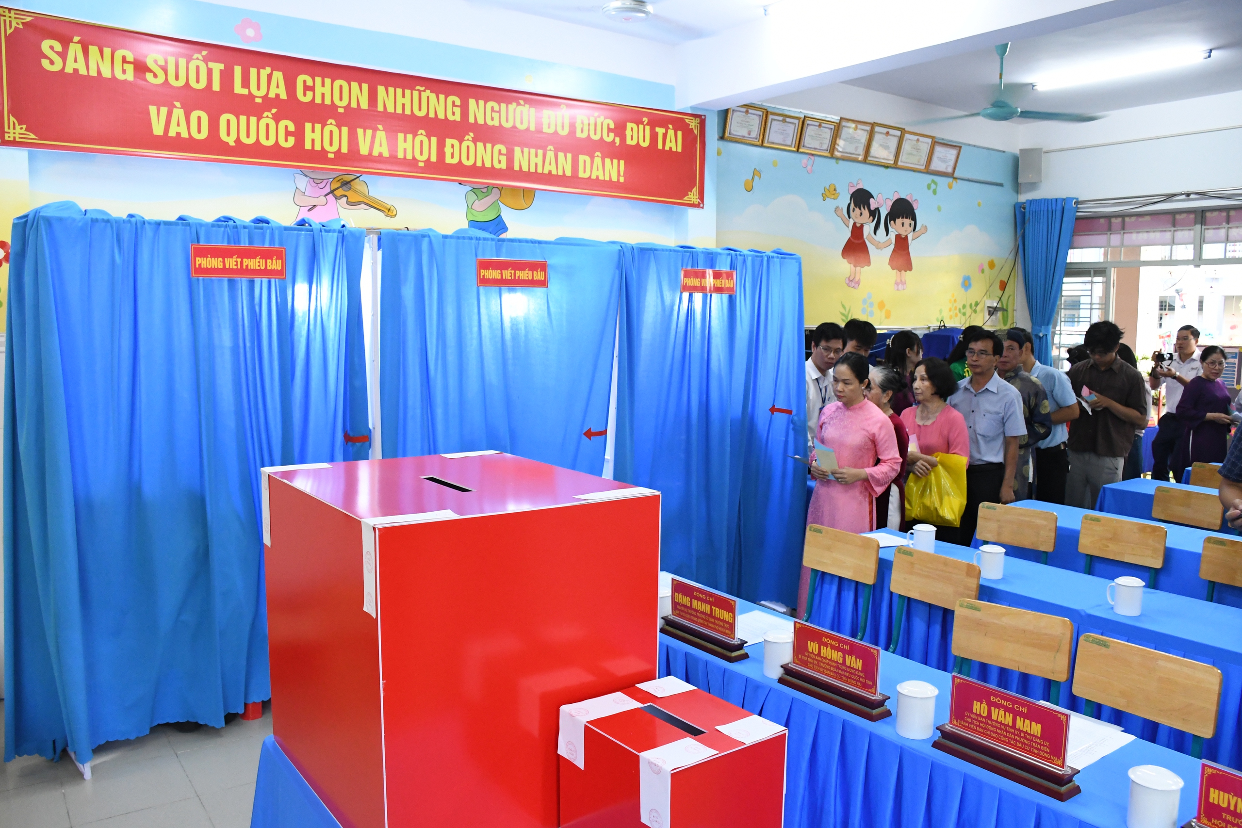 H&igrave;nh ảnh B&iacute; thư Tỉnh ủy Đồng Nai Vũ Hồng Văn dự khai mạc bầu cử tại phường Trấn Bi&ecirc;n - Ảnh 10.