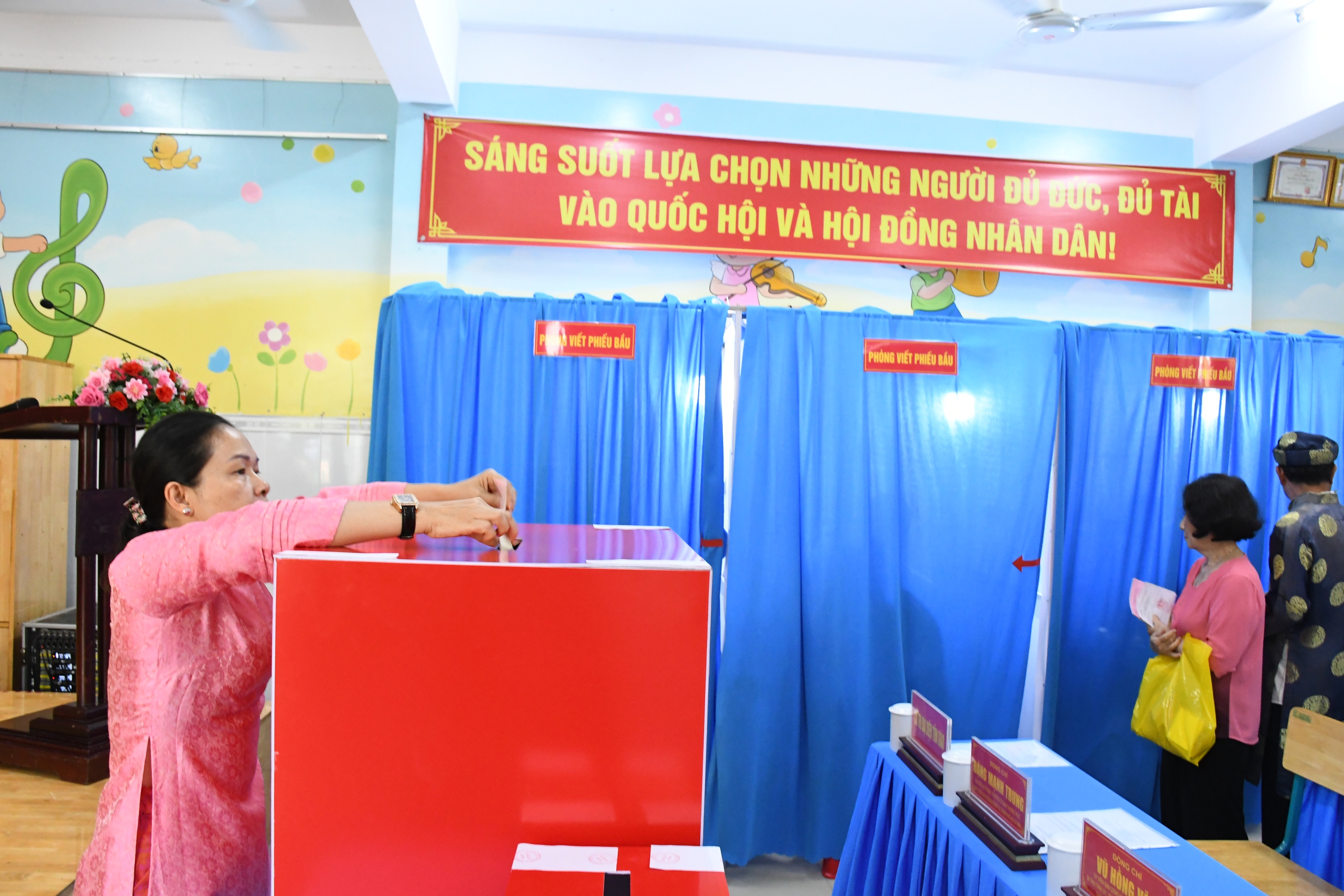 H&igrave;nh ảnh B&iacute; thư Tỉnh ủy Đồng Nai Vũ Hồng Văn dự khai mạc bầu cử tại phường Trấn Bi&ecirc;n - Ảnh 11.