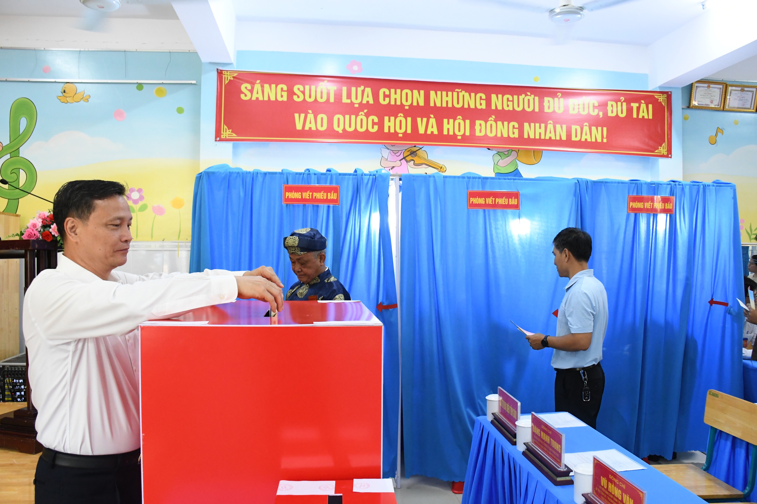 H&igrave;nh ảnh B&iacute; thư Tỉnh ủy Đồng Nai Vũ Hồng Văn dự khai mạc bầu cử tại phường Trấn Bi&ecirc;n - Ảnh 9.