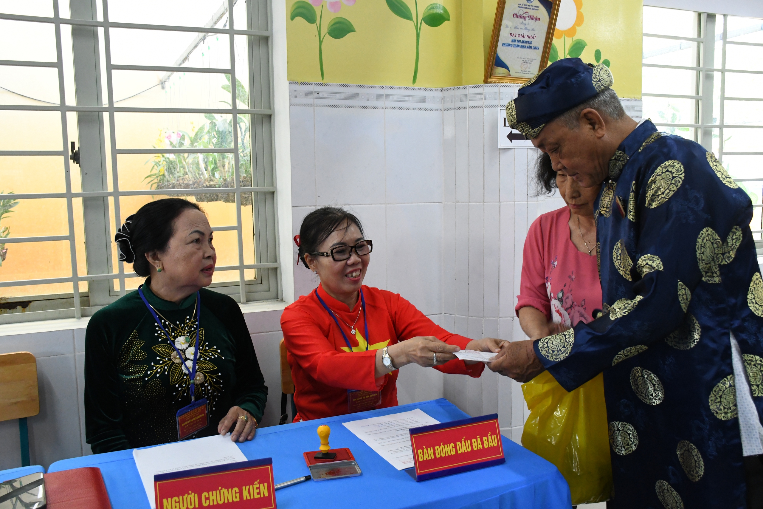 H&igrave;nh ảnh B&iacute; thư Tỉnh ủy Đồng Nai Vũ Hồng Văn dự khai mạc bầu cử tại phường Trấn Bi&ecirc;n - Ảnh 13.