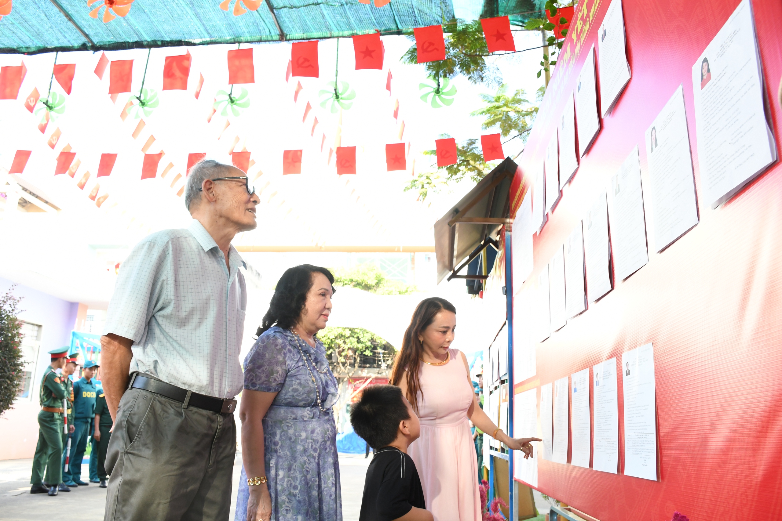 H&igrave;nh ảnh B&iacute; thư Tỉnh ủy Đồng Nai Vũ Hồng Văn dự khai mạc bầu cử tại phường Trấn Bi&ecirc;n - Ảnh 3.