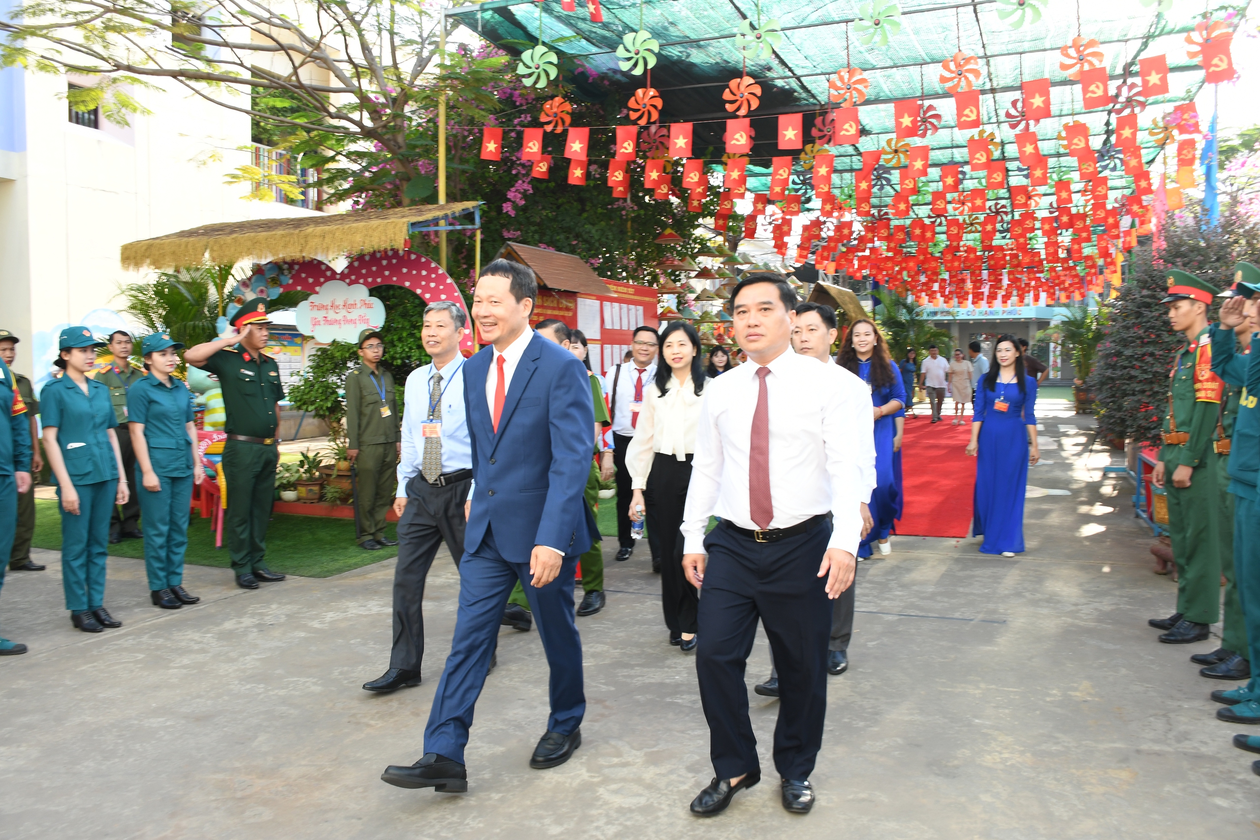 H&igrave;nh ảnh B&iacute; thư Tỉnh ủy Đồng Nai Vũ Hồng Văn dự khai mạc bầu cử tại phường Trấn Bi&ecirc;n - Ảnh 5.