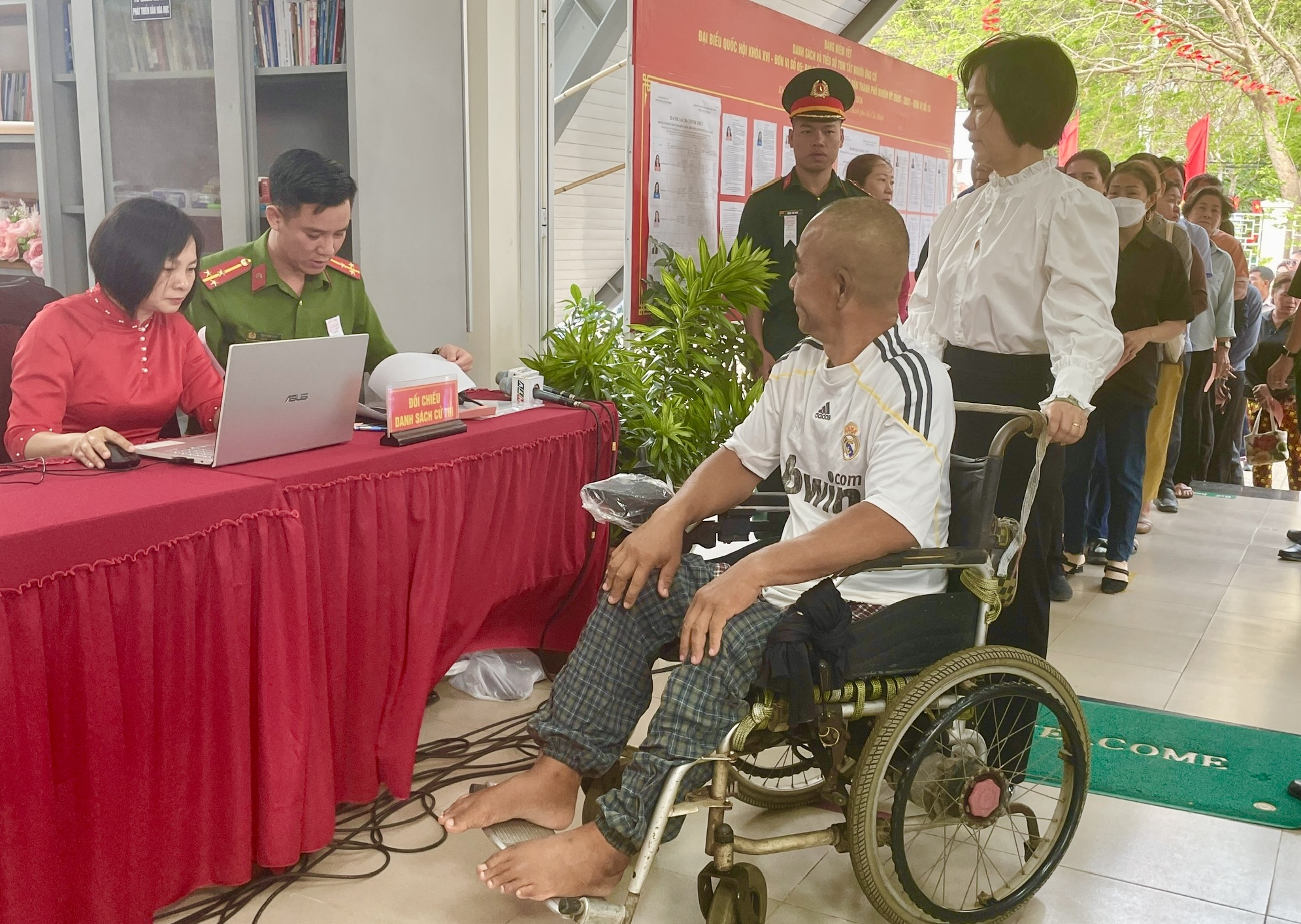 Cử tri Đặc khu Côn Đảo nô nức tham gia ngày bầu cử 2026 - Ảnh 4.