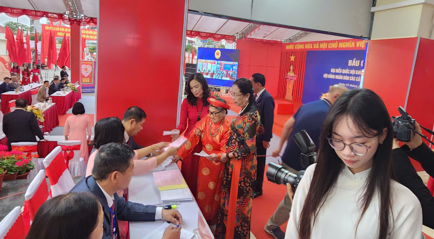 Cử tri cao tuổi Hải Ph&ograve;ng gương mẫu đi bỏ phiếu sớm trong bầu cử 2026 - Ảnh 3.