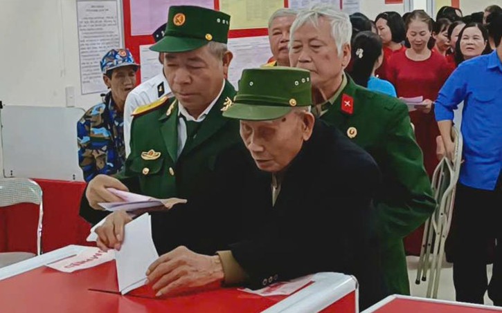 Cô dâu chú rể mặc áo cưới đi bầu cử trong ngày cưới 2026 - Ảnh 2.