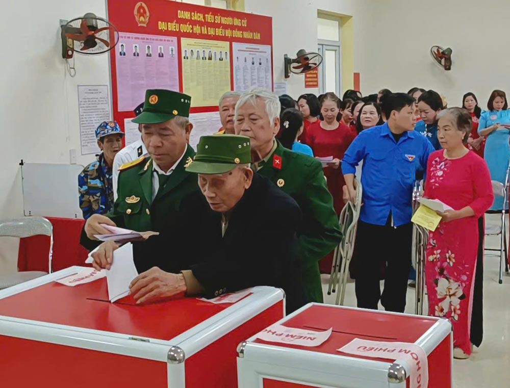 Cử tri cao tuổi Hải Ph&ograve;ng gương mẫu đi bỏ phiếu sớm trong bầu cử 2026 - Ảnh 1.