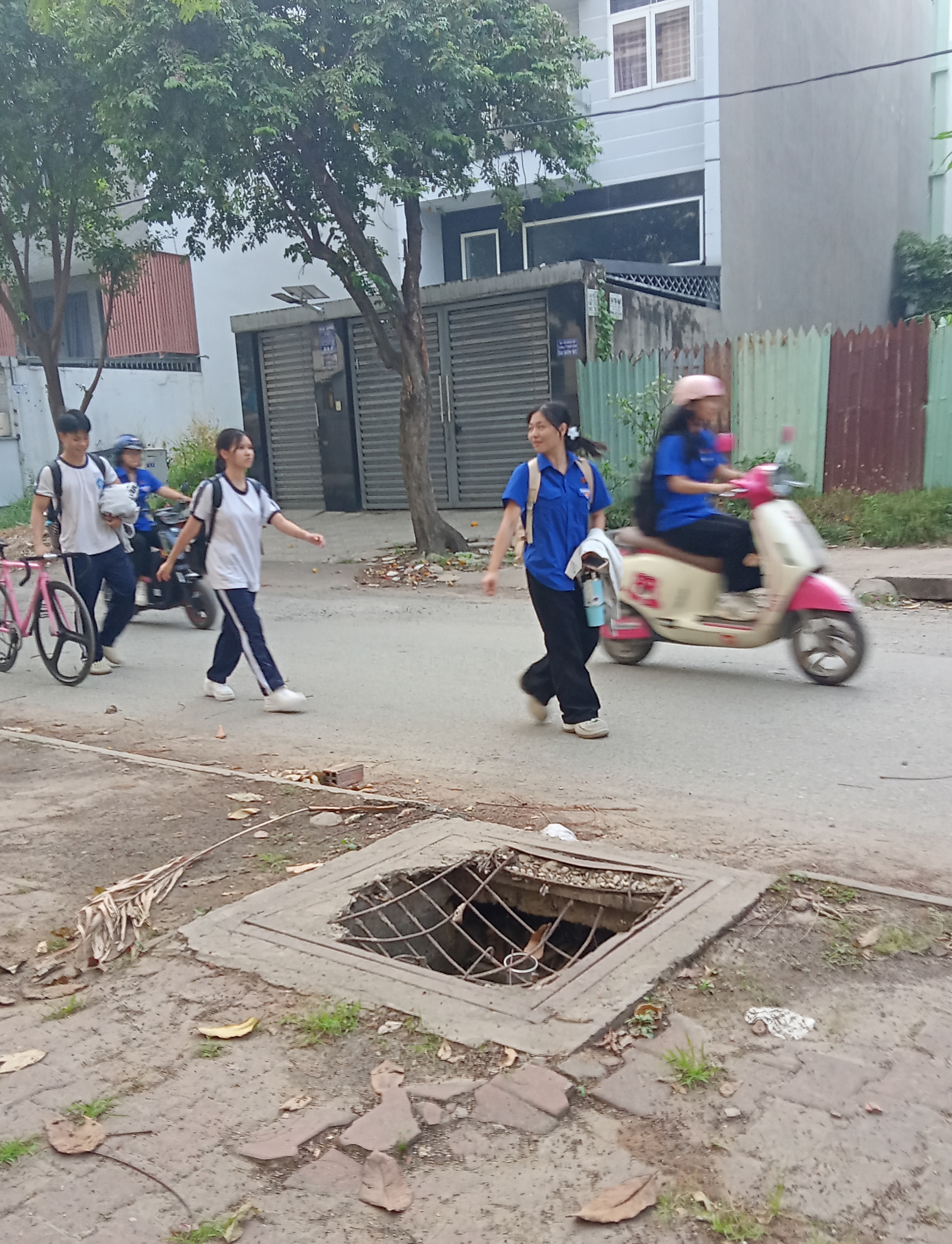 Hố ga nguy hiểm - Ảnh 1.