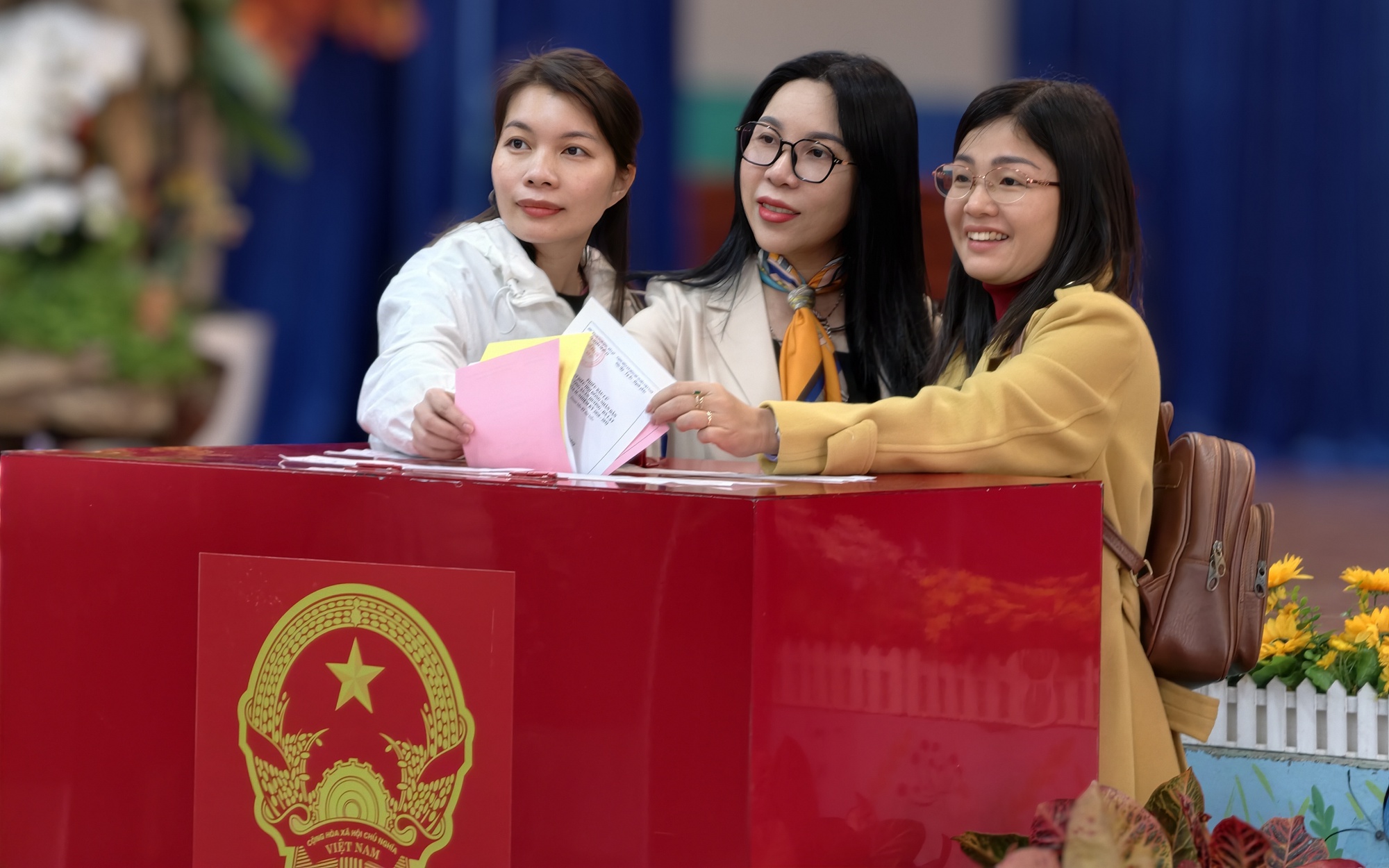 Hơn 2,7 triệu cử tri ở tỉnh có diện tích lớn nhất Việt Nam đi bỏ phiếu bầu cử