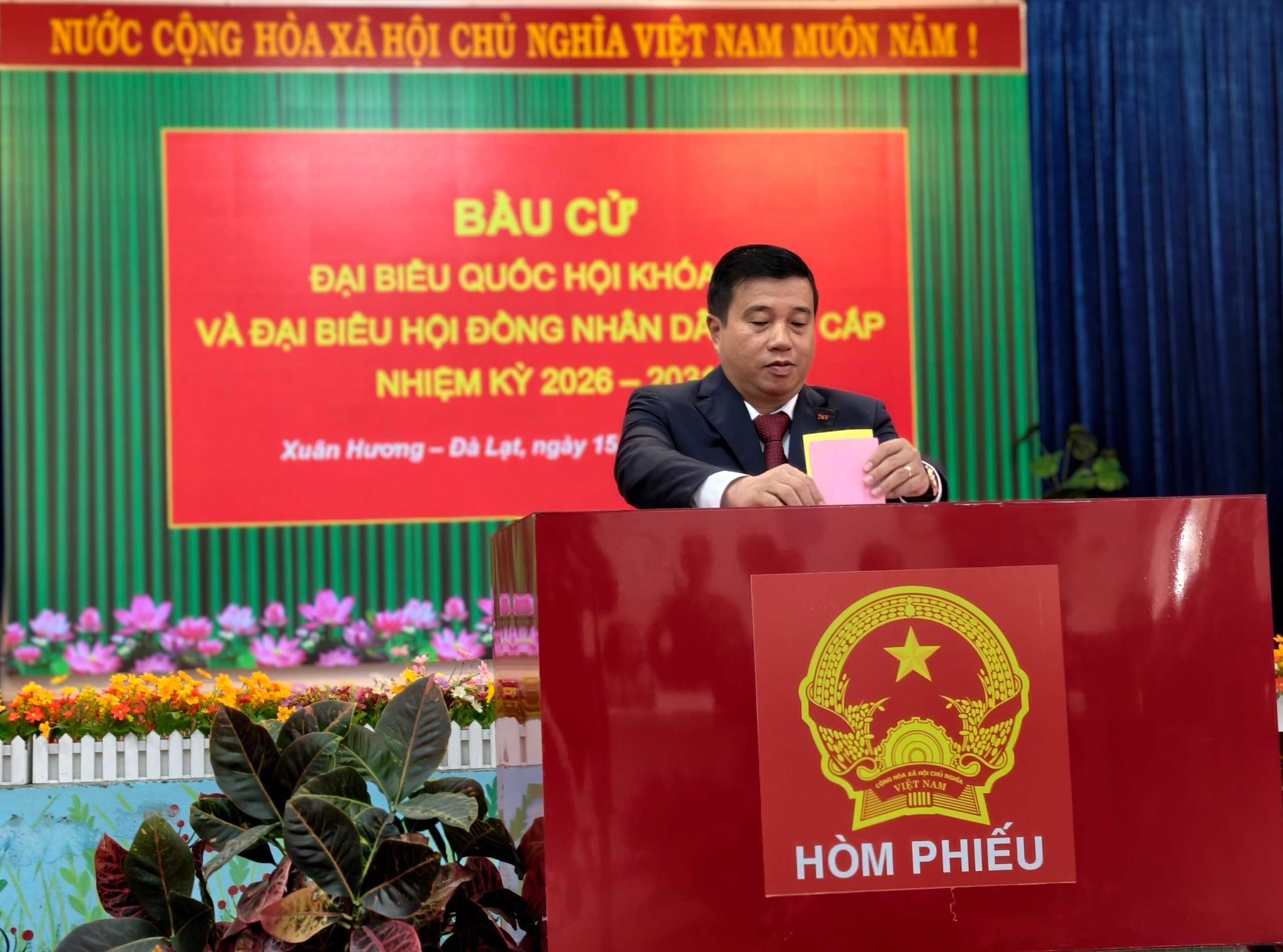 Hơn 2,7 triệu cử tri tỉnh lớn nhất Việt Nam hồ hởi đi bỏ phiếu bầu cử - Ảnh 2.