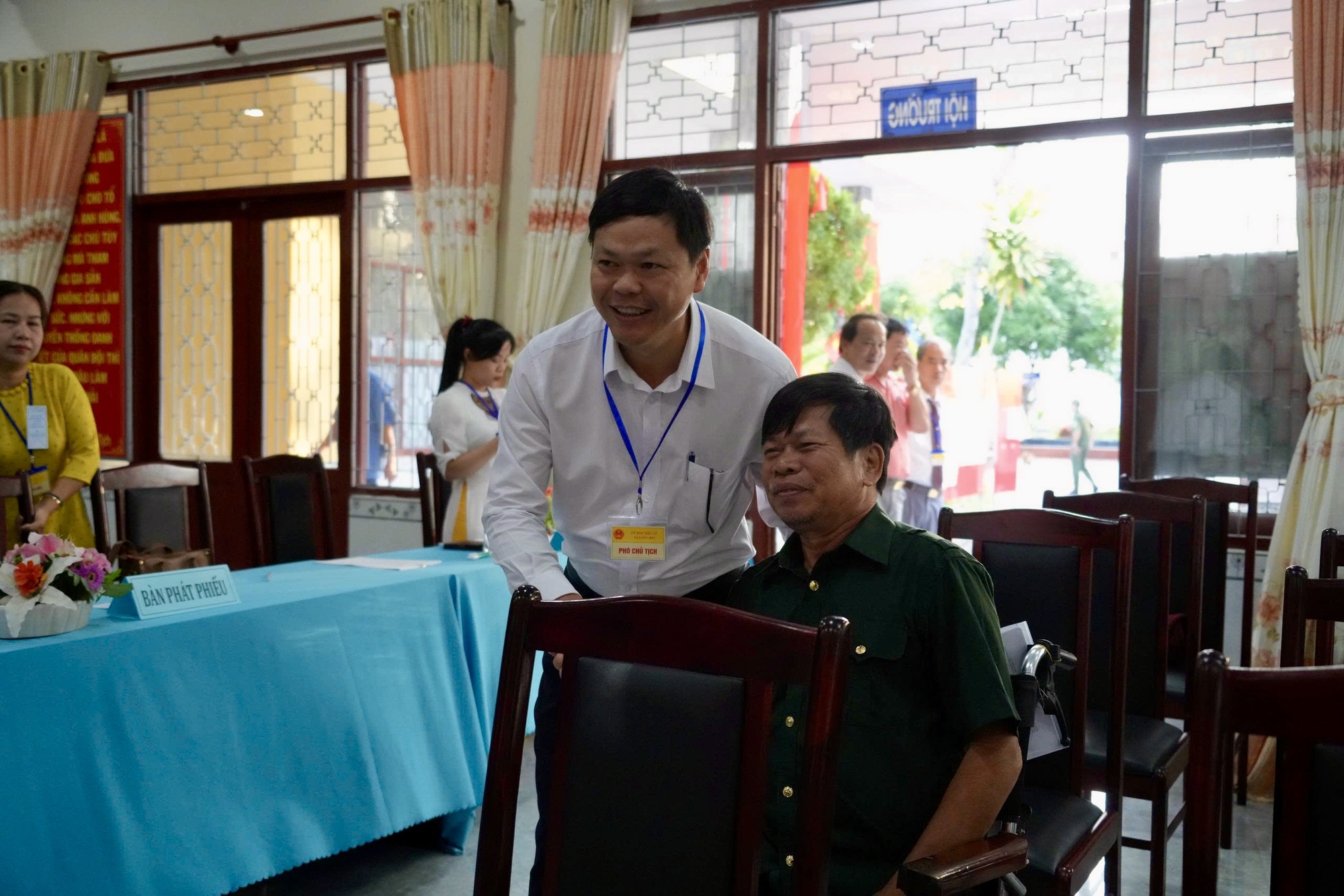 Những người lính đặc biệt trong ngày bầu cử - Ảnh 12.