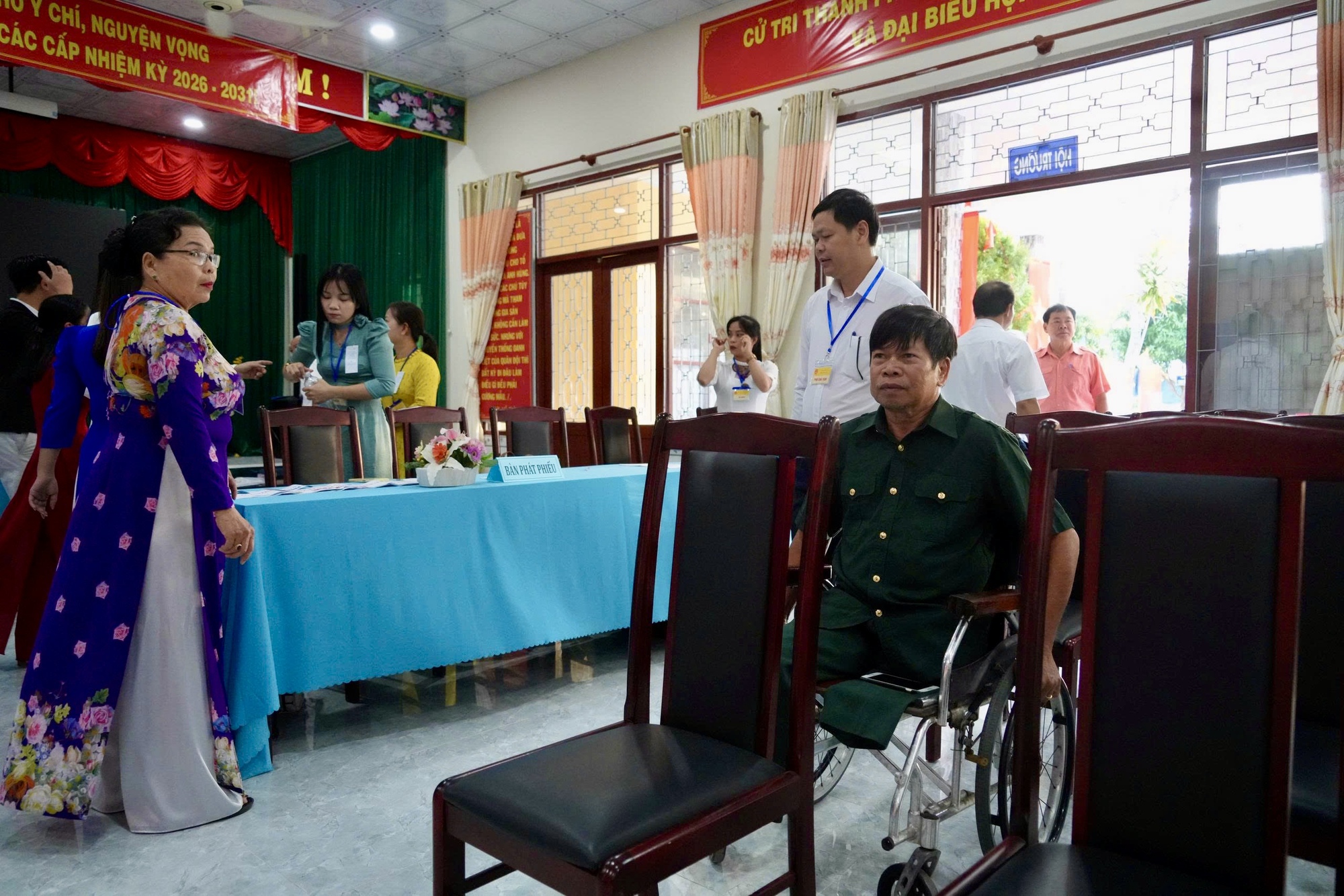 Những người lính đặc biệt trong ngày bầu cử - Ảnh 2.