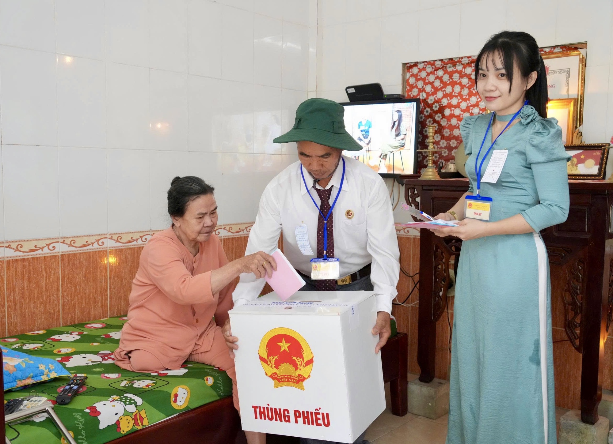 Những người lính đặc biệt trong ngày bầu cử - Ảnh 10.