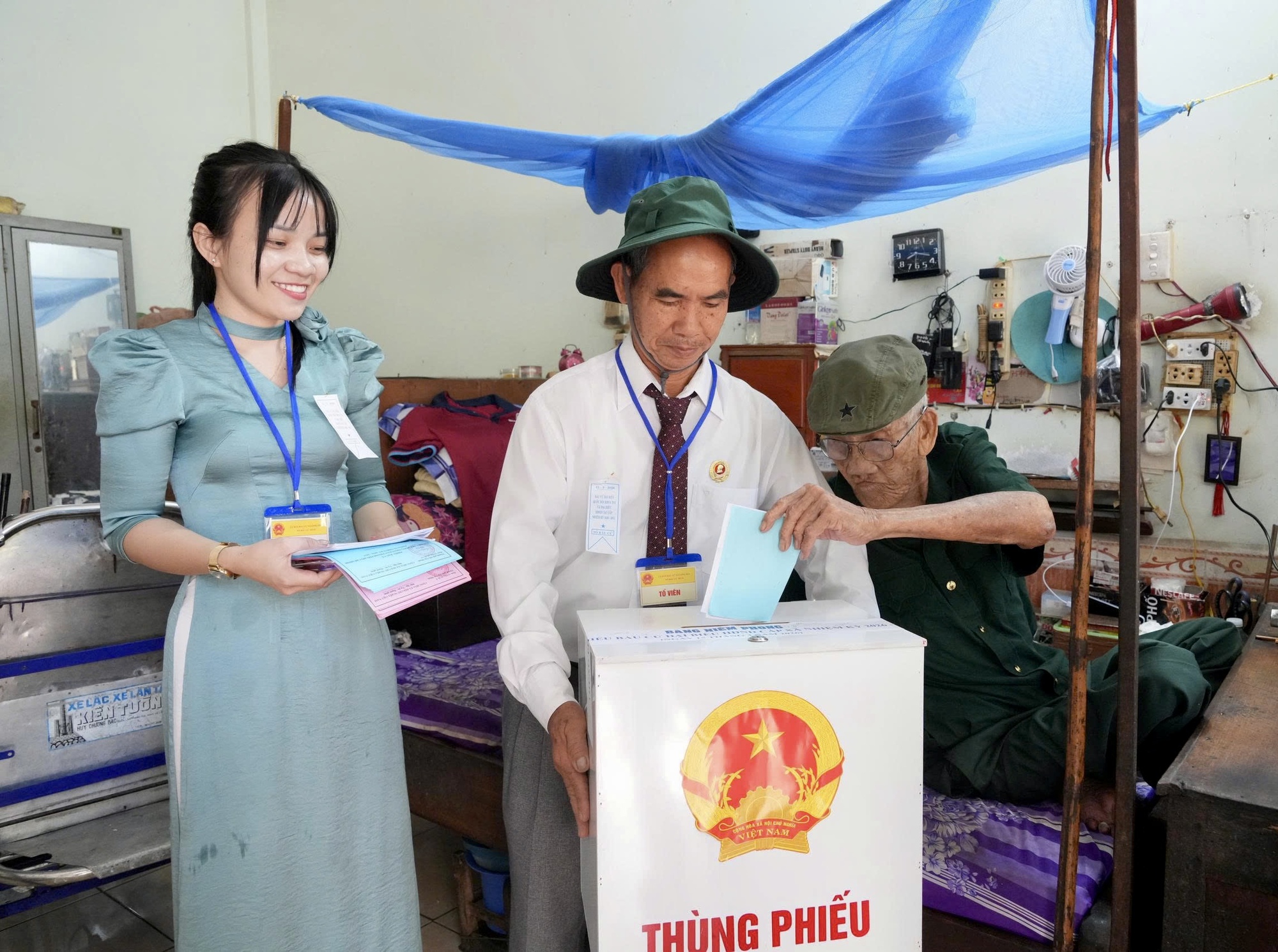 Những người lính đặc biệt trong ngày bầu cử - Ảnh 13.