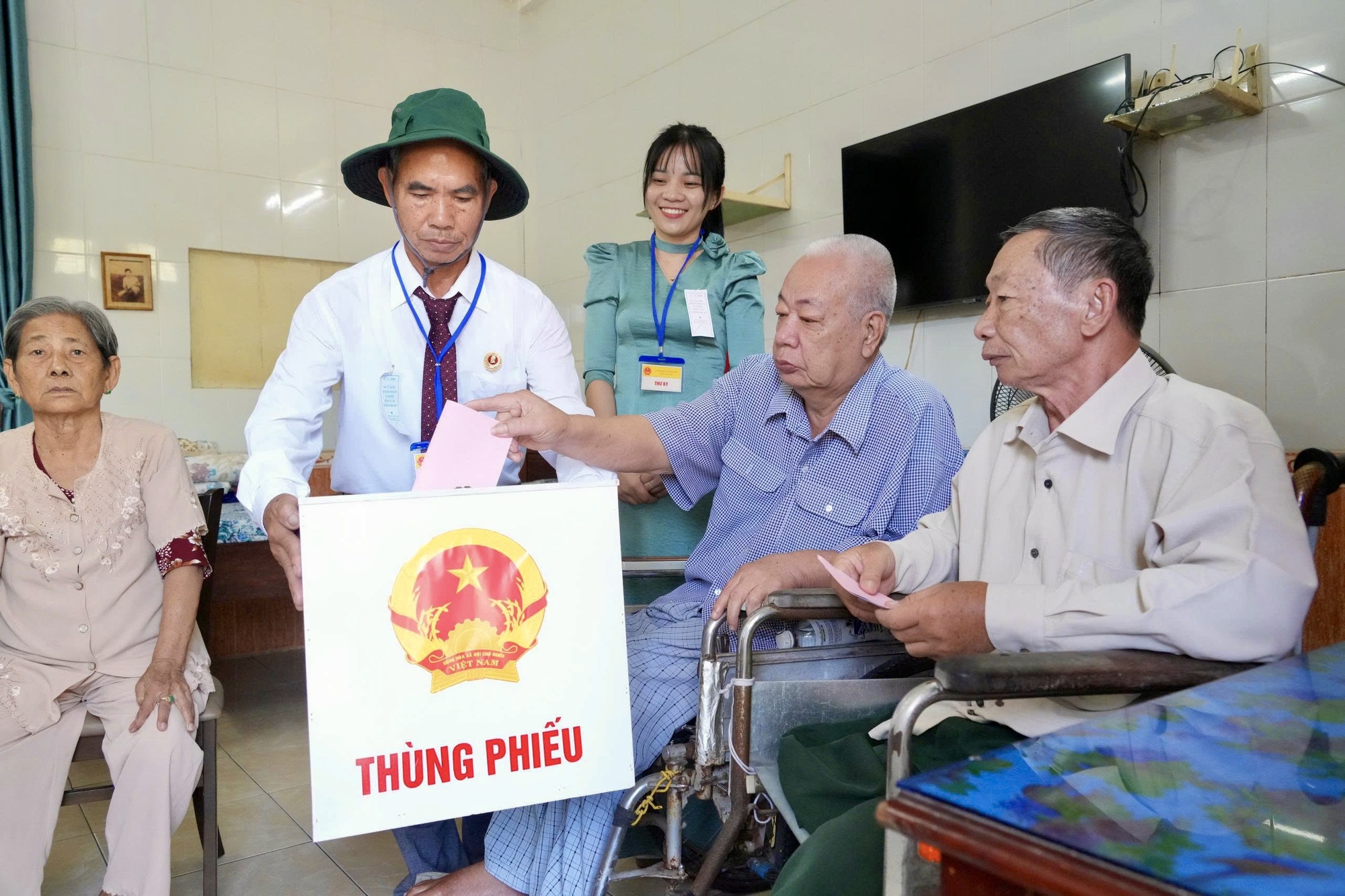 Những người lính đặc biệt trong ngày bầu cử - Ảnh 9.