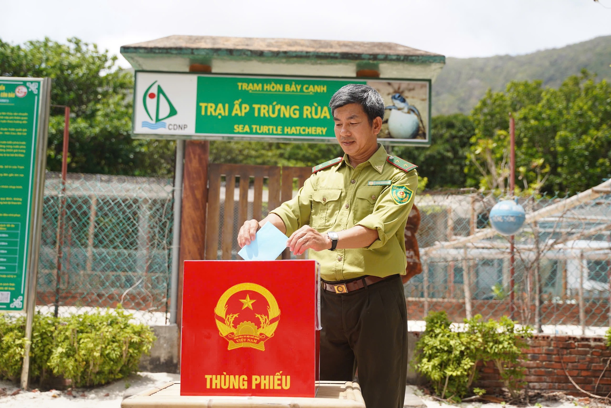 Vượt s&oacute;ng đưa th&ugrave;ng phiếu đến cử tri: Quyền bầu cử kh&ocirc;ng bi&ecirc;n giới - Ảnh 6.