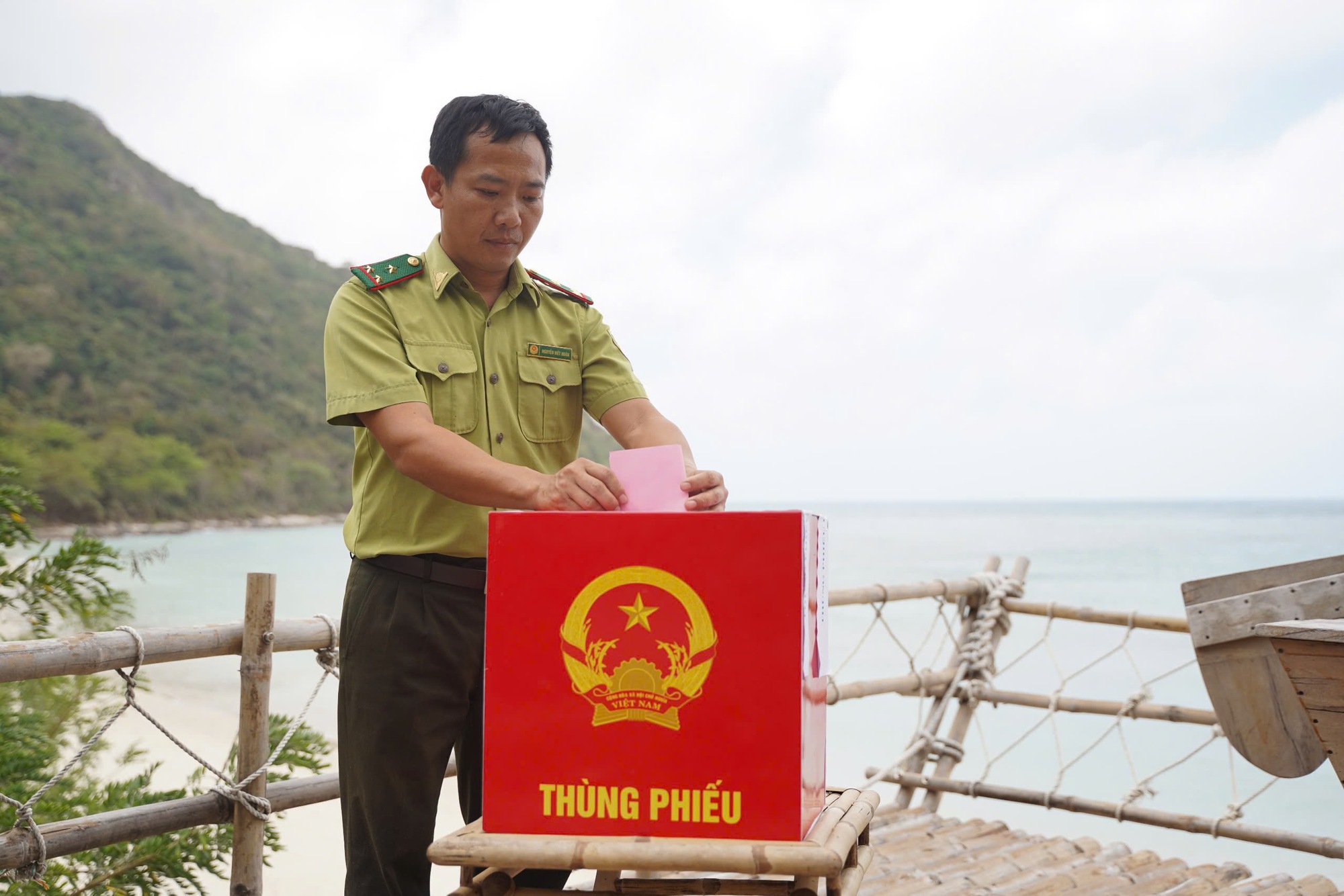 Vượt s&oacute;ng đưa th&ugrave;ng phiếu đến cử tri: Quyền bầu cử kh&ocirc;ng bi&ecirc;n giới - Ảnh 4.