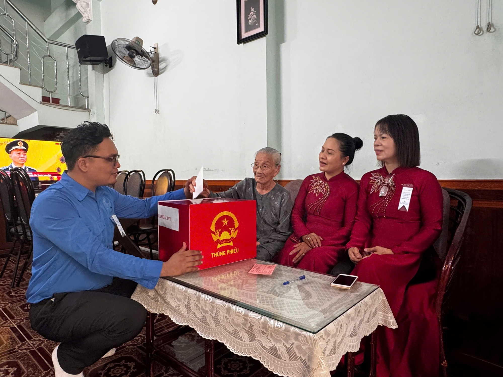 Vượt s&oacute;ng đưa th&ugrave;ng phiếu đến cử tri: Quyền bầu cử kh&ocirc;ng bi&ecirc;n giới - Ảnh 8.