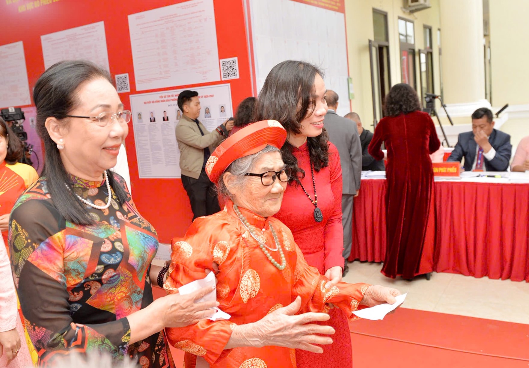 Cử tri cao tuổi Hải Ph&ograve;ng gương mẫu đi bỏ phiếu sớm trong bầu cử 2026 - Ảnh 2.