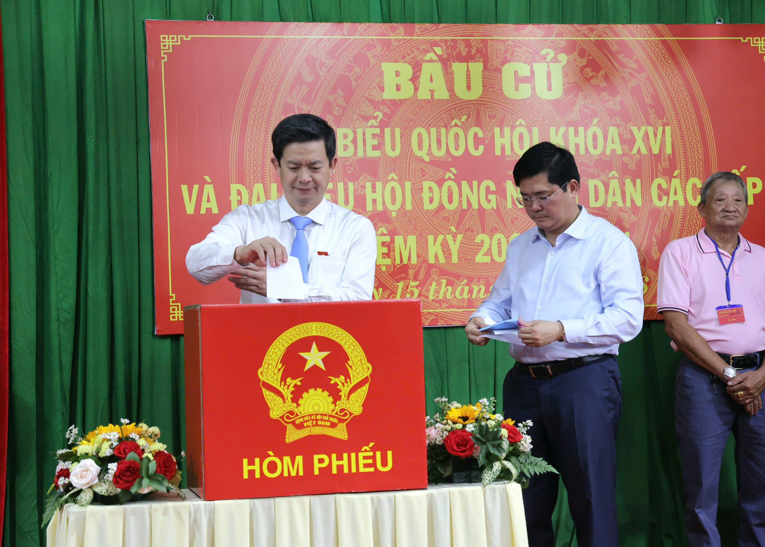 Cử tri TP Cần Thơ , Vĩnh Long nô nức đi bầu cử trong không khí phấn khởi - Ảnh 3.