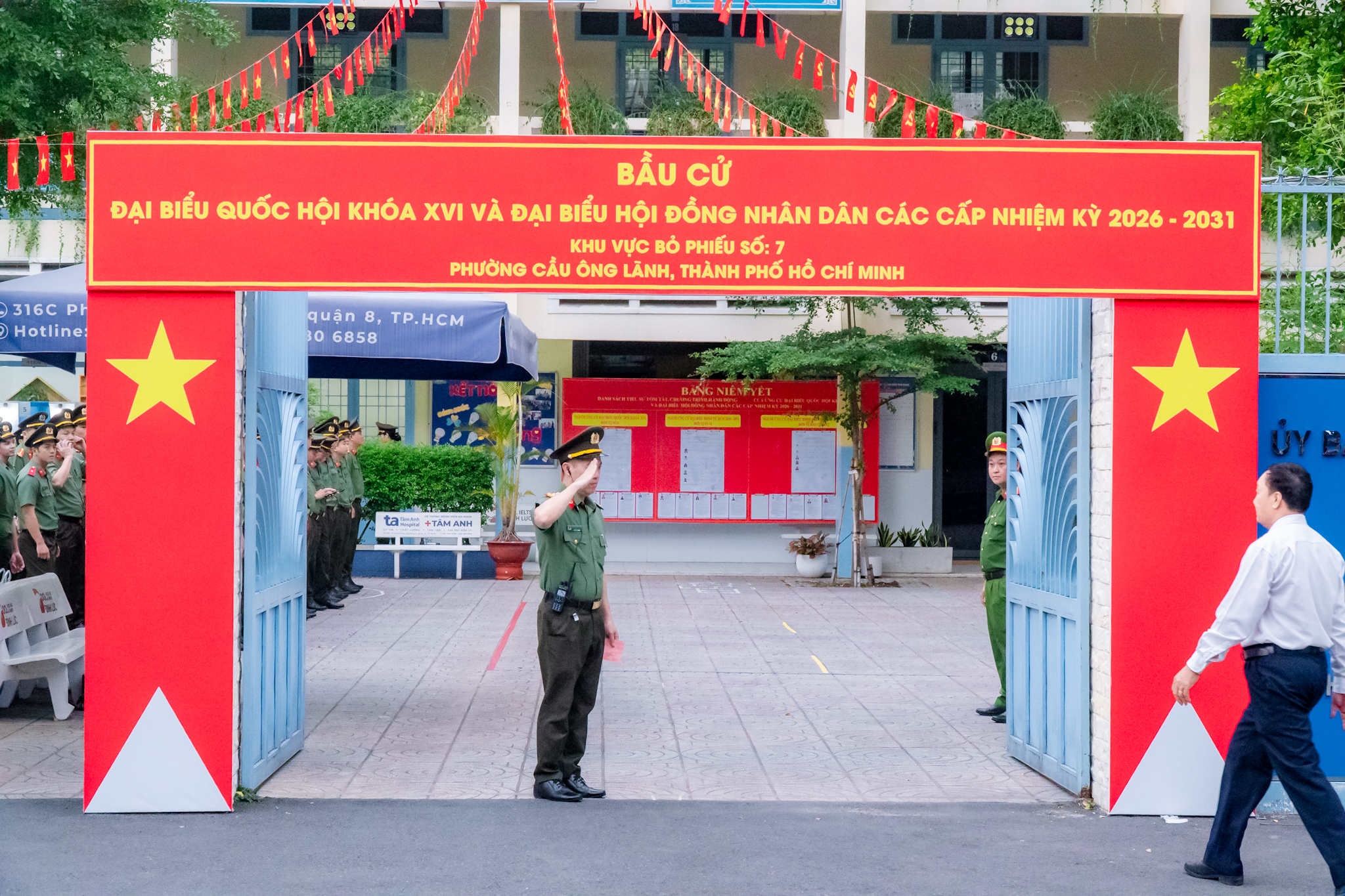 VIDEO: Cử tri trẻ h&aacute;o hức đi bỏ phiếu, lần đầu ti&ecirc;n được &ldquo;check in&rdquo; bầu cử - Ảnh 9.
