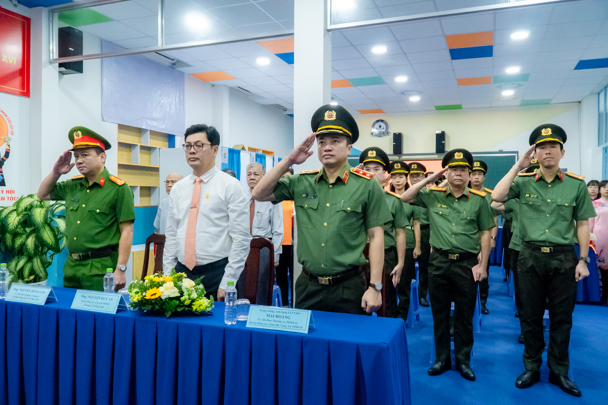 VIDEO: Cử tri trẻ h&aacute;o hức đi bỏ phiếu, lần đầu ti&ecirc;n được &ldquo;check in&rdquo; bầu cử - Ảnh 10.
