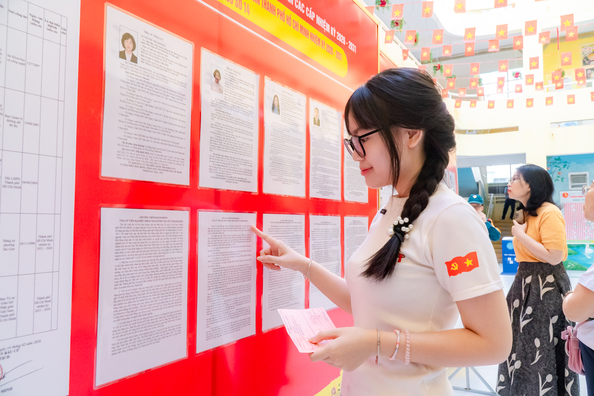 VIDEO: Cử tri trẻ h&aacute;o hức đi bỏ phiếu, lần đầu ti&ecirc;n được &ldquo;check in&rdquo; bầu cử - Ảnh 7.