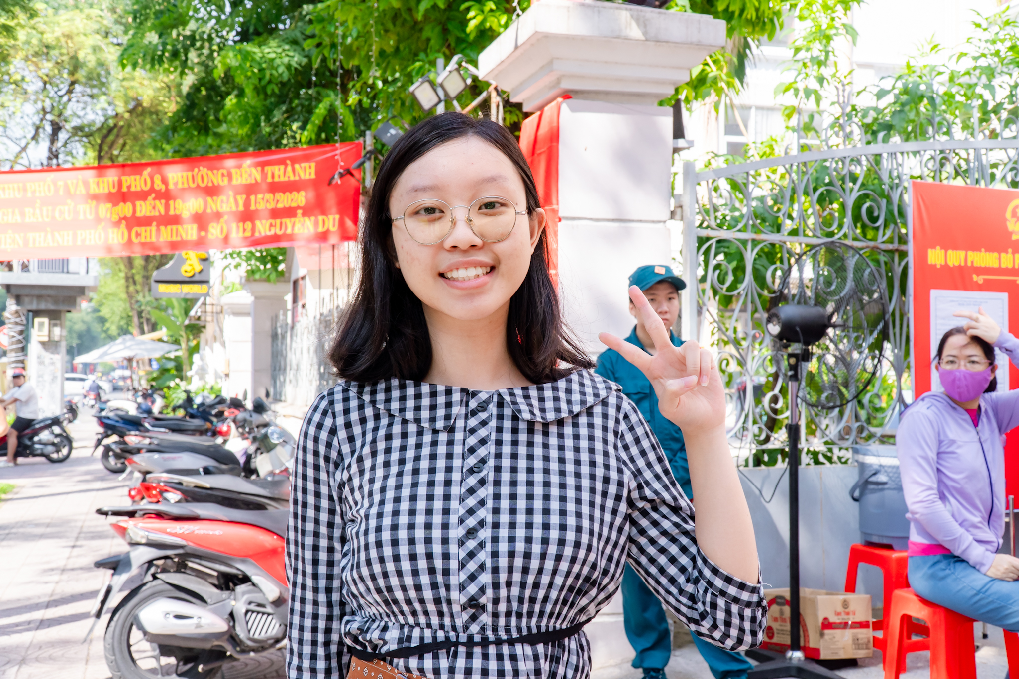 VIDEO: Cử tri trẻ h&aacute;o hức đi bỏ phiếu, lần đầu ti&ecirc;n được &ldquo;check in&rdquo; bầu cử - Ảnh 12.