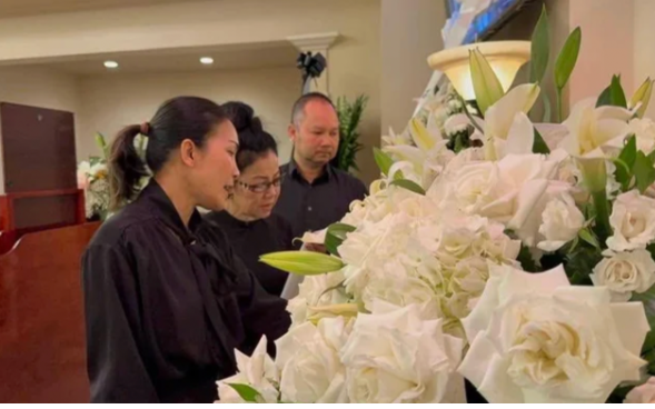 Ca sĩ Bích Phương khóc ngất trước linh cữu Kasim Hoàng Vũ