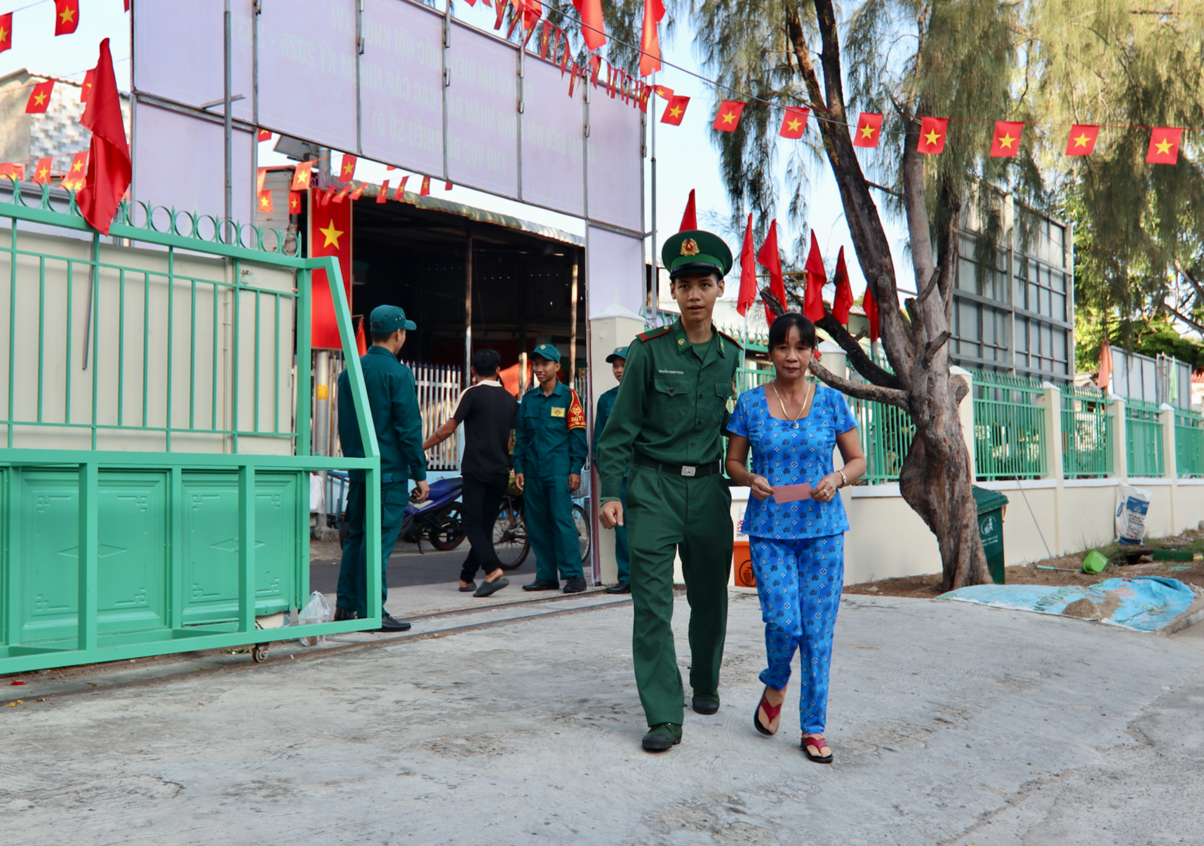 Cử tri xã đảo Thạnh An hào hứng tham gia bầu cử đại biểu Quốc hội năm 2026 - Ảnh 3.