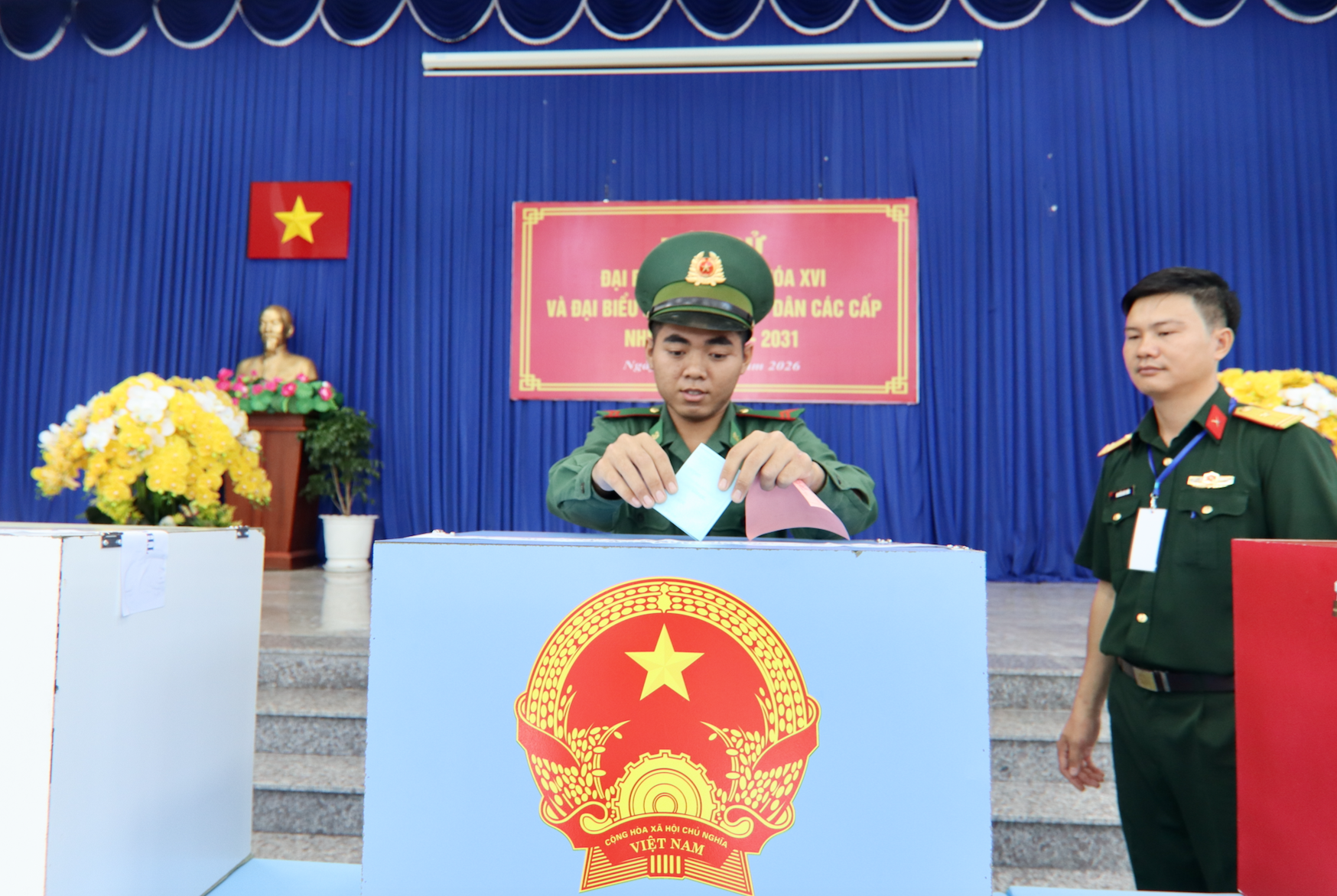 Cử tri xã đảo Thạnh An hào hứng tham gia bầu cử đại biểu Quốc hội năm 2026 - Ảnh 8.
