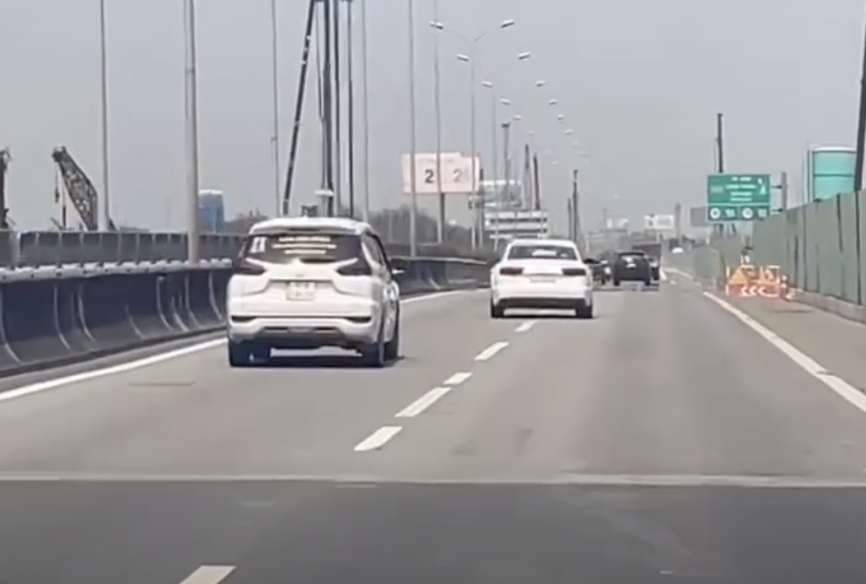 Ghi h&igrave;nh h&agrave;ng chục &ocirc; t&ocirc; kh&ocirc;ng xi-nhan khi chạy tr&ecirc;n cao tốc TPHCM - Dầu Gi&acirc;y - Ảnh 2.